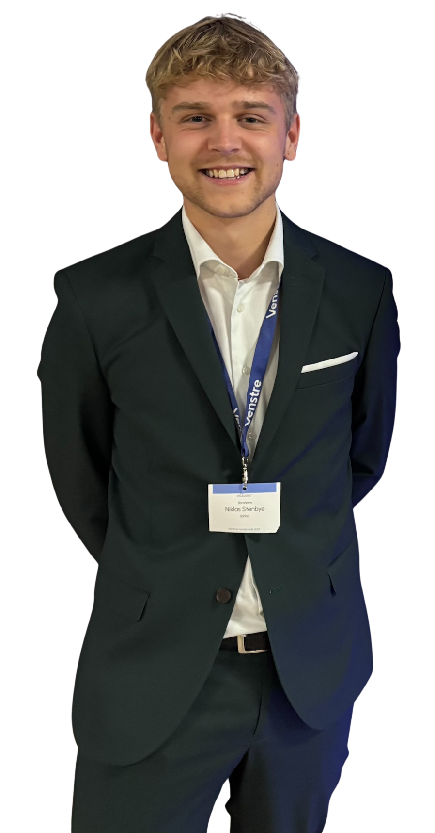 En ung mand i forretningsdragt med navnedelegat, der siger Niklas Stenbye, og navneskilt for et arrangement.