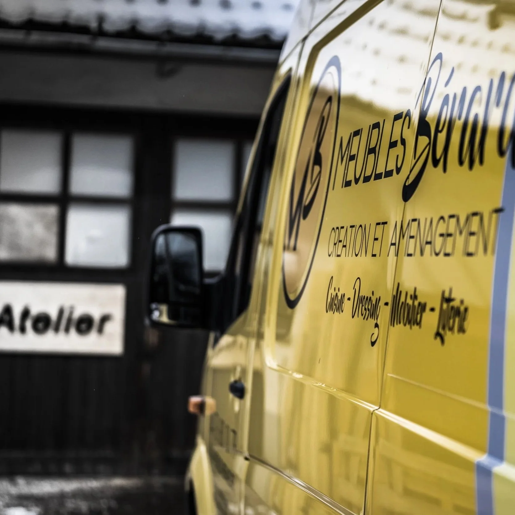 Camion de Meubles Bérard jaune et noir avec logo MB - devant atelier