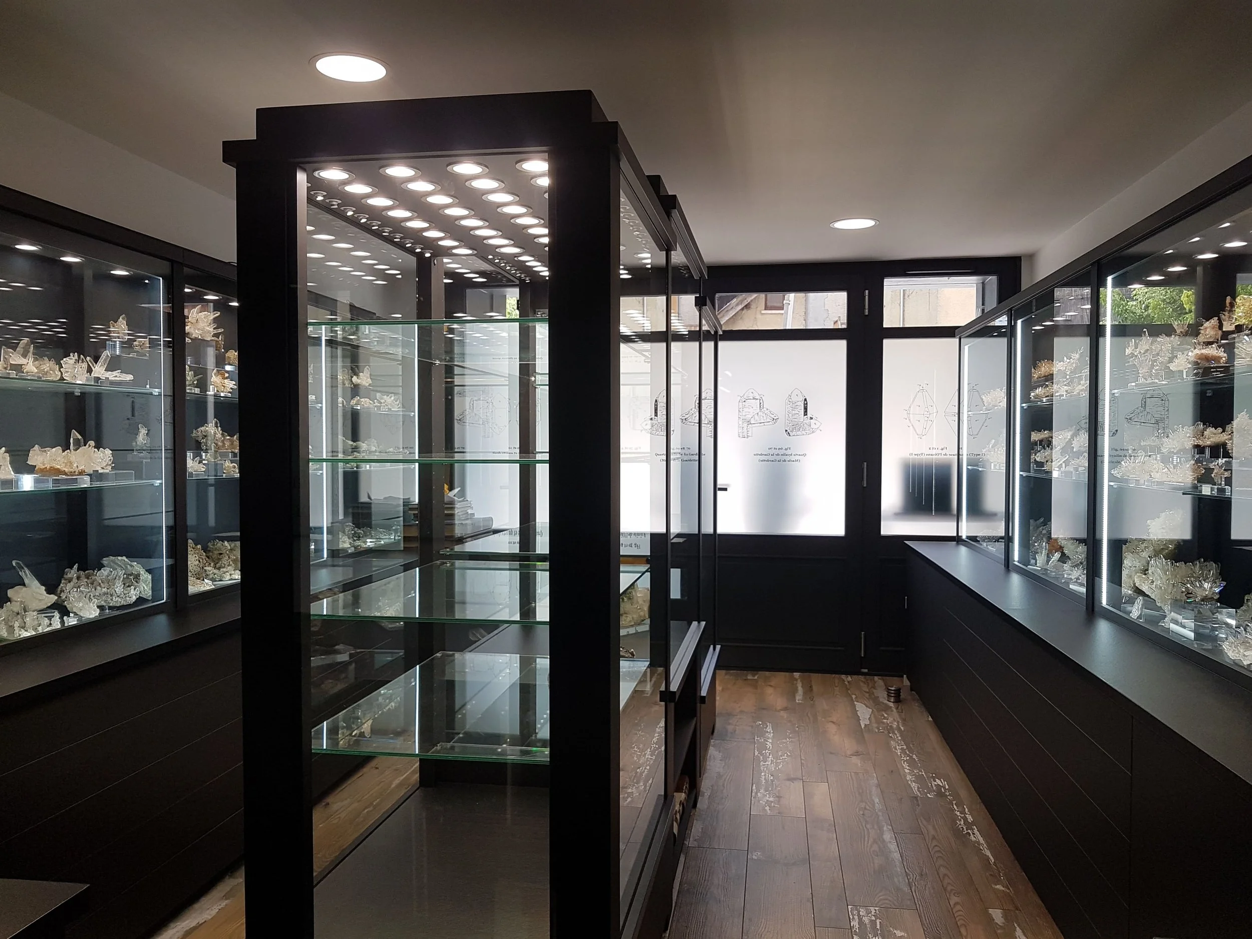 Meubles Bérard - Vitrine pour musée de minéraux