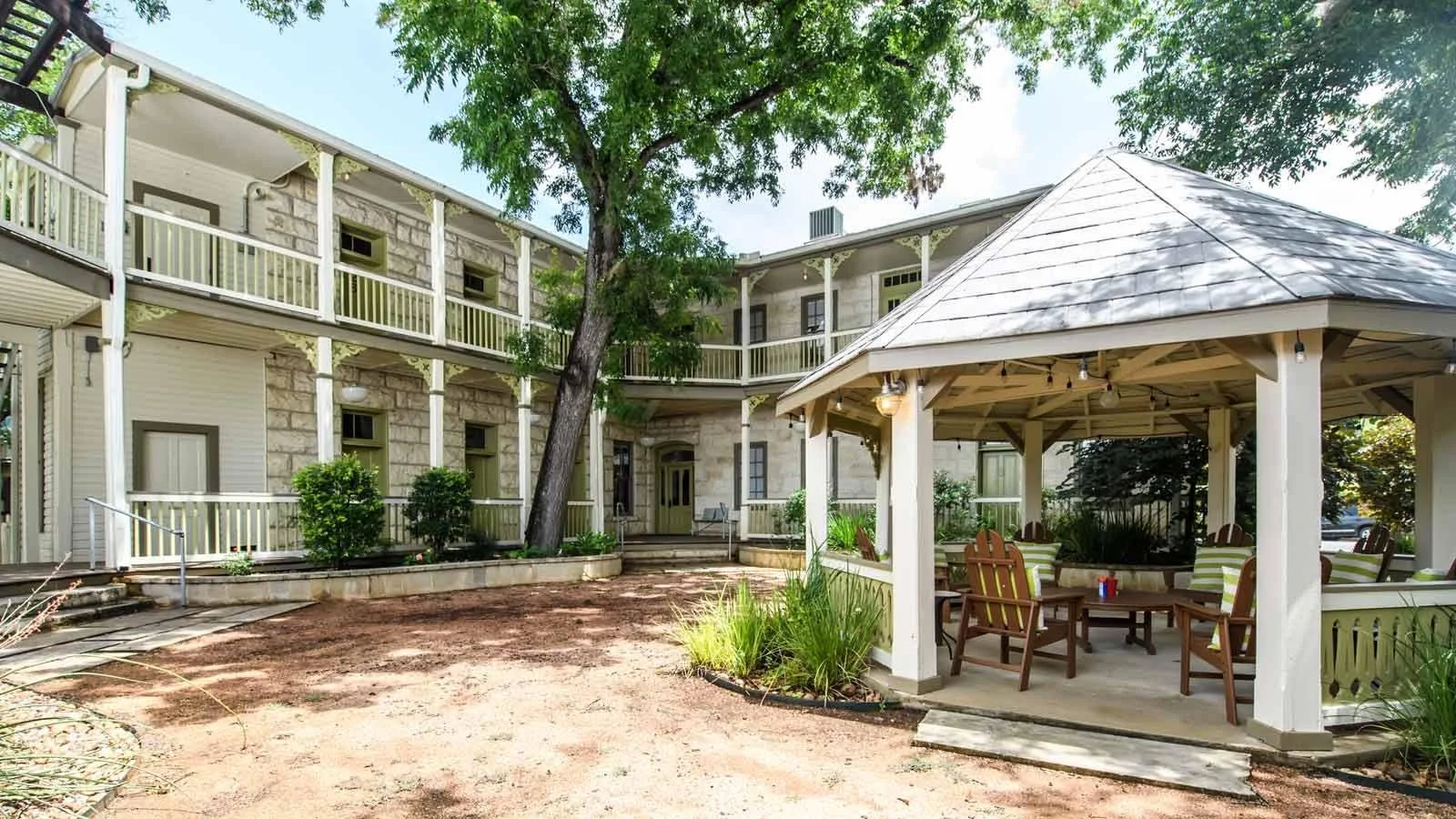 gazebo-hotel-giles.jpg