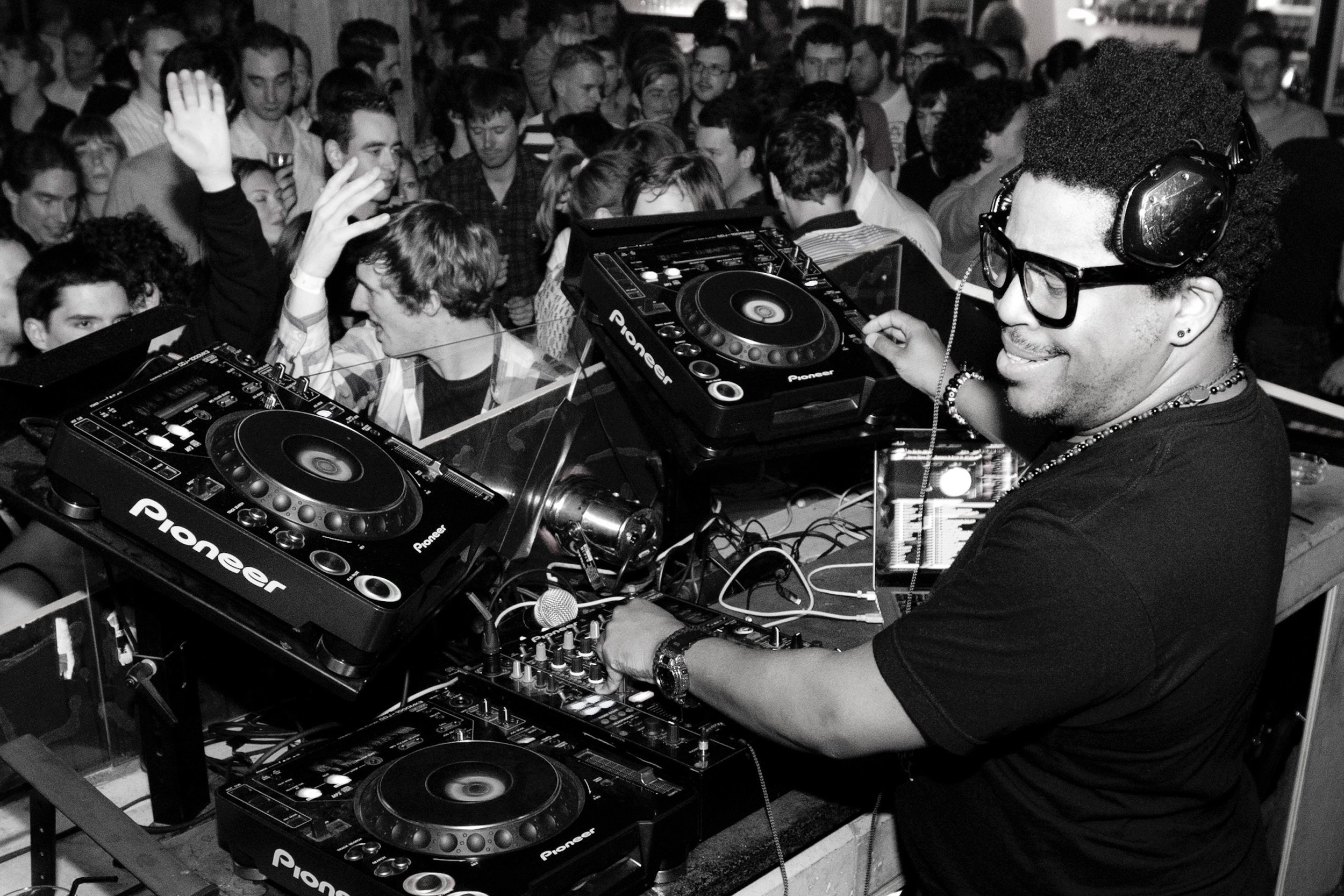 01-04-2011 Felix Da Housecat @ krush27.jpeg