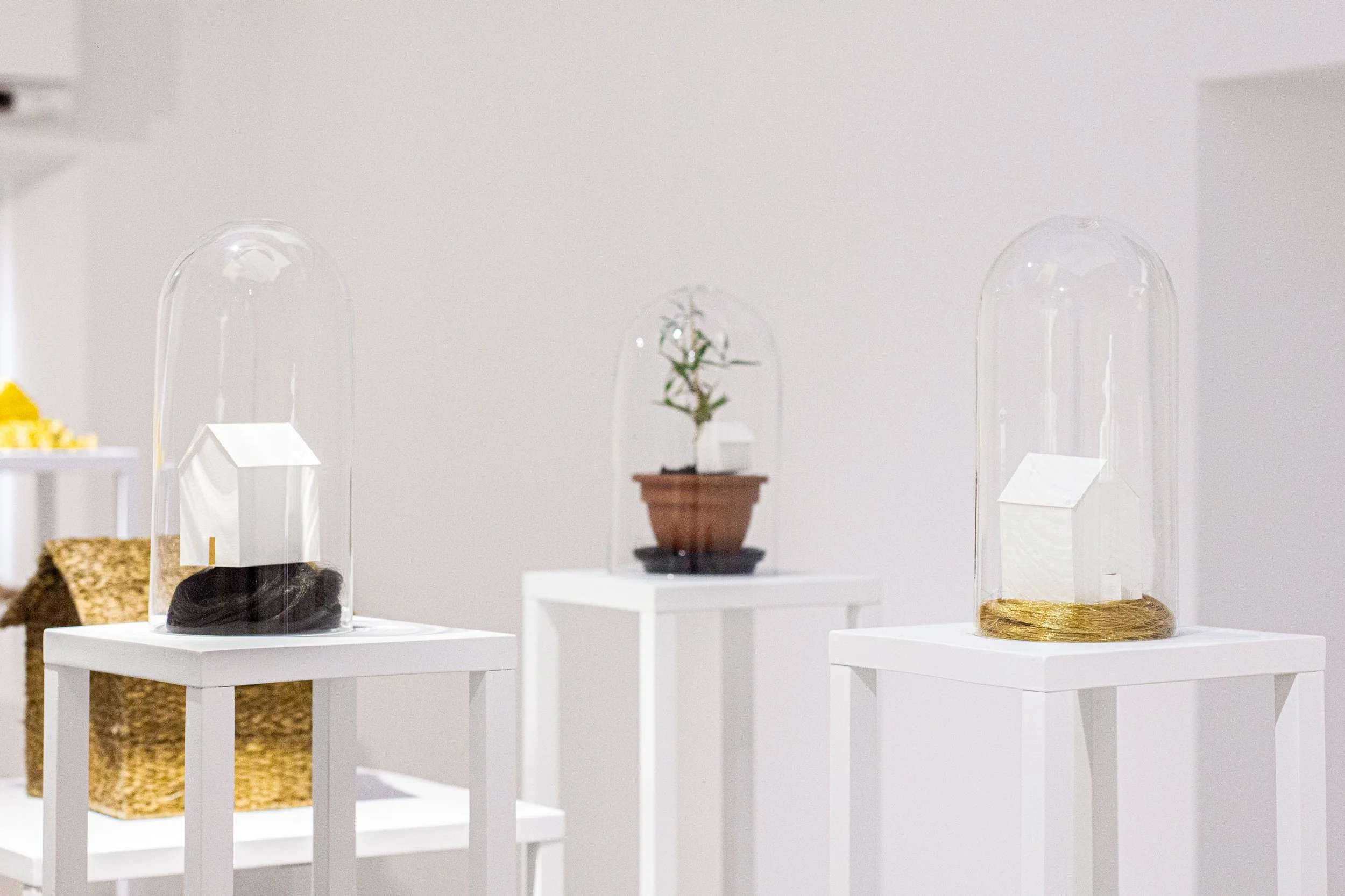 Vue d'installation - Camila Salame, "MAISONS PERDUES. Romances du Retour." (2013-2025)