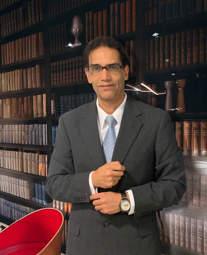 Abogado en una biblioteca