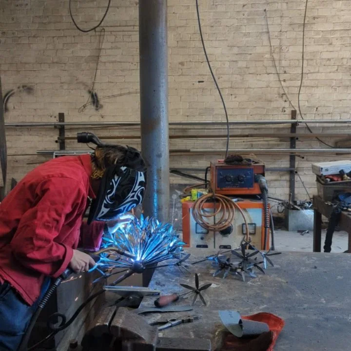 Giant Allium 

Another sculpture complete. 🌱

Looking forward to seeing this one in its new home!

On to the next! 

The big question; Is the sculpture really tall or am I really small? 🤔

#sculpture #artistblacksmith #metalsculptor #metalwork #gar