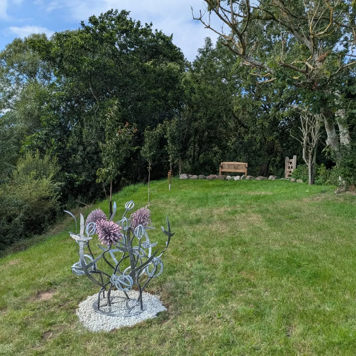 Salix Fe 

First ever sculpture installed! 

Very grateful to have been given this opportunity.

 Thank you for your faith Peter and Caroline! 

I learnt so much through this process.

Couldn't have done it without the help and support  of Jim. 

Ver