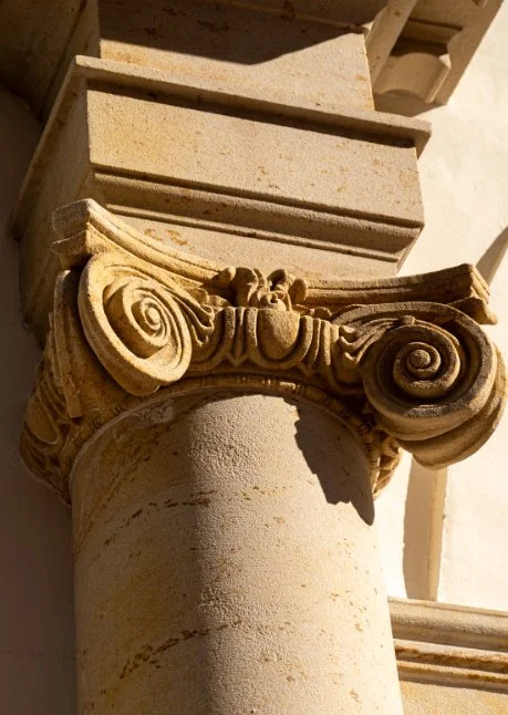 Judicial building pillar