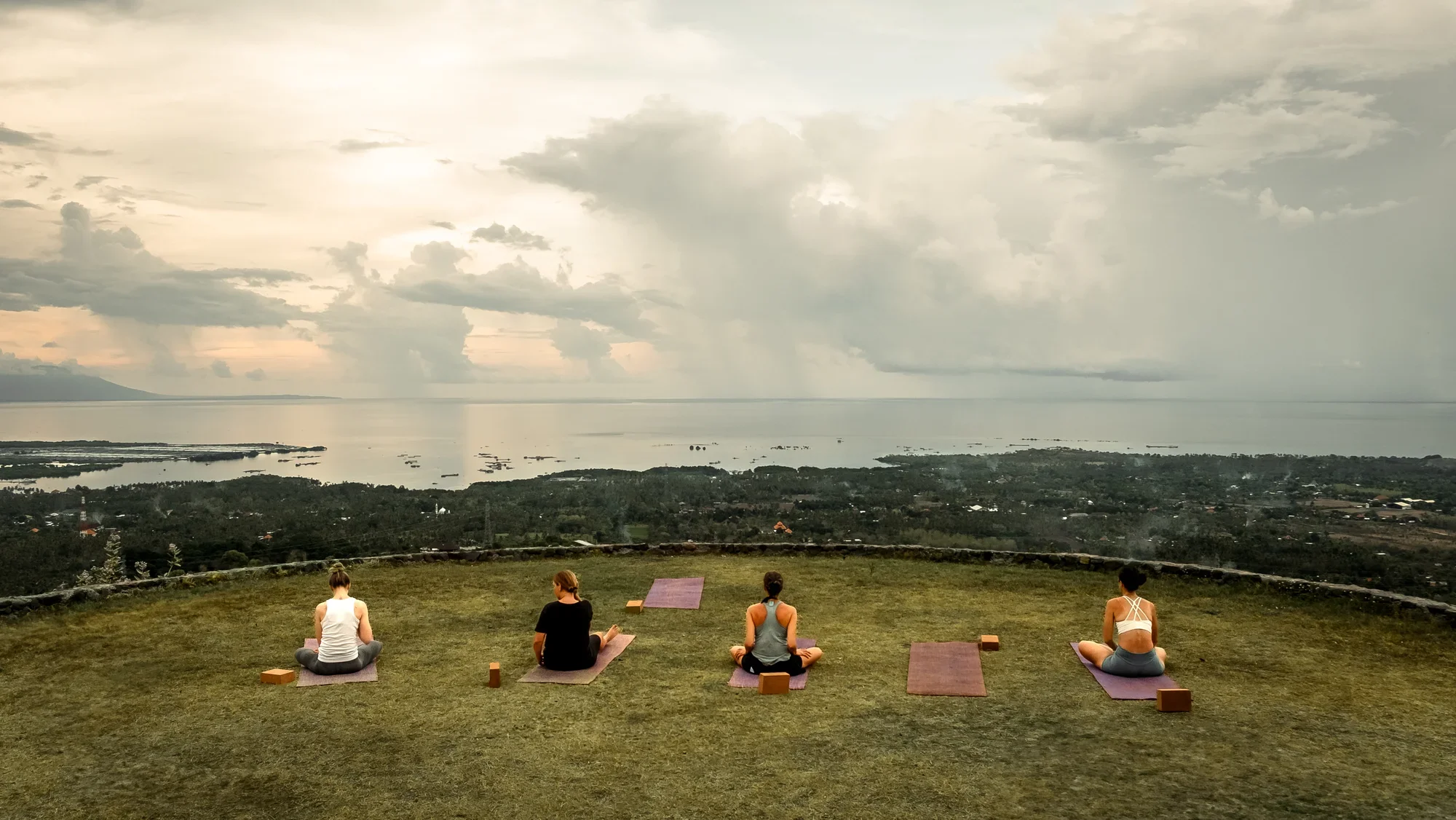 yoga-stage-outdoor-practice-01.webp