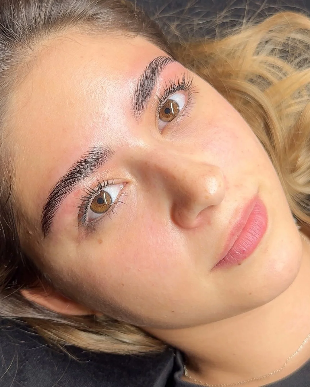 Vamos relembrar este resultado incr&iacute;vel da Carolina? 🤍

Este Brow Lamination diz tudo ✨
Fios alinhados, olhar aberto e um resultado natural que faz toda a diferen&ccedil;a!