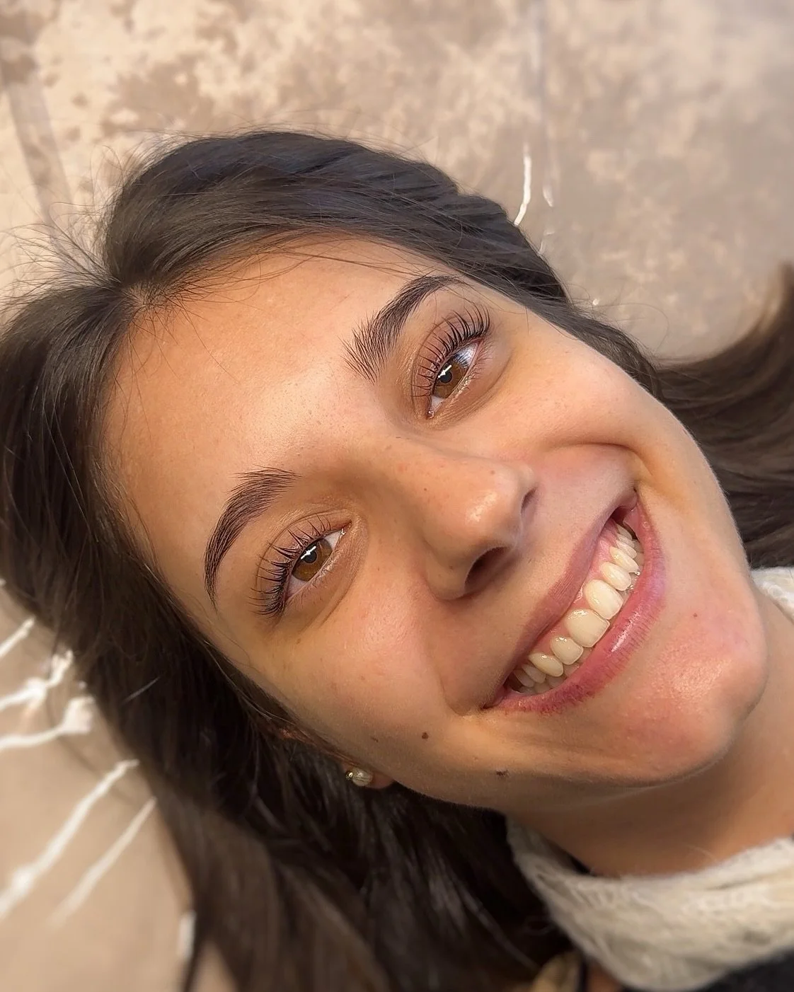 Aquele sorriso de quem est&aacute; pronta para o Natal sem precisar de p&ocirc;r r&iacute;mel uma &uacute;nica vez 🎄✨

Nada como um bom lifting para entrar nas festas em grande!
(E aquela pestaninha a espreitar na &uacute;ltima foto&hellip; amo 🥹)