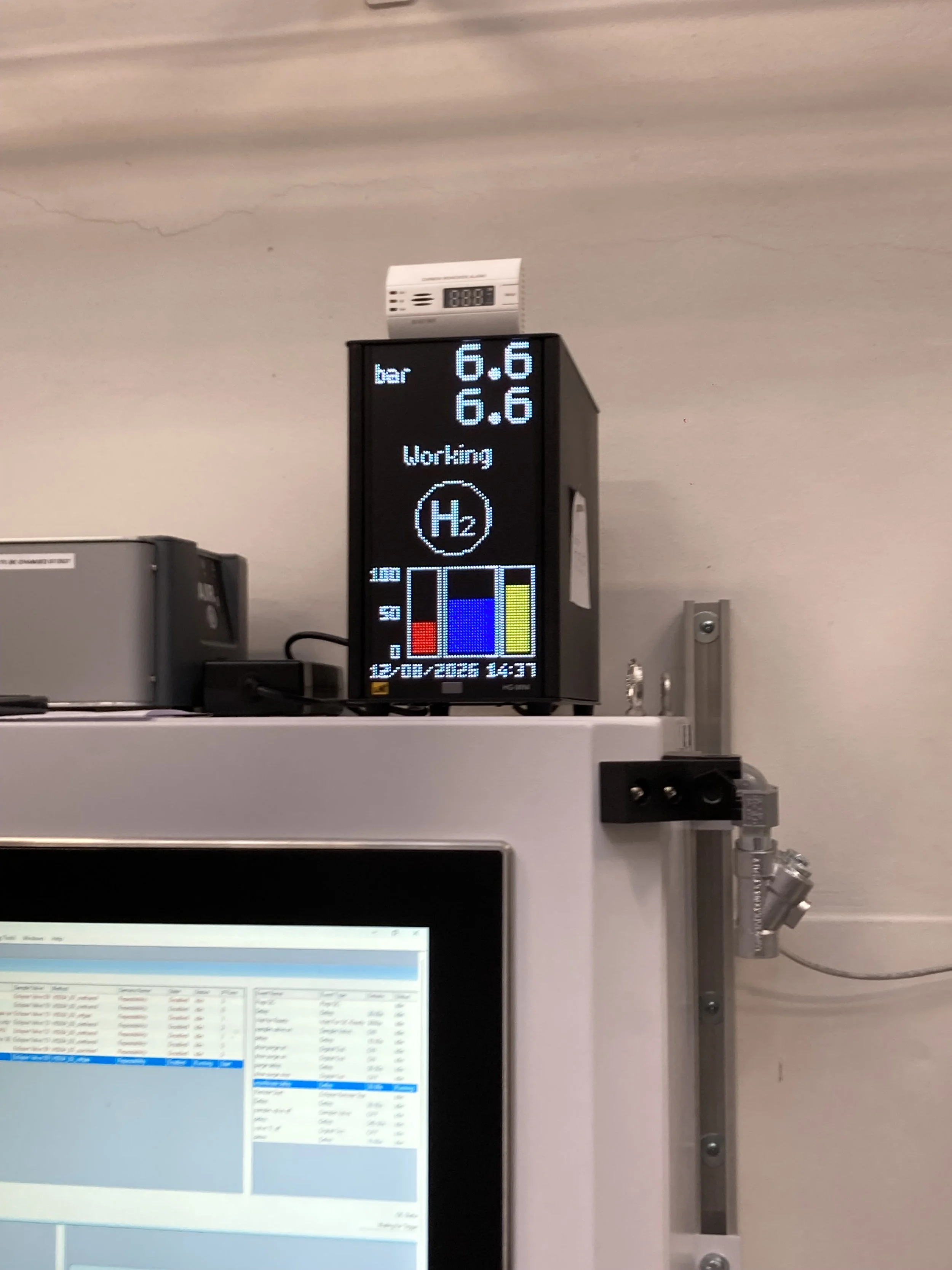 Hydrogen generator for GC×GC installed in our lab