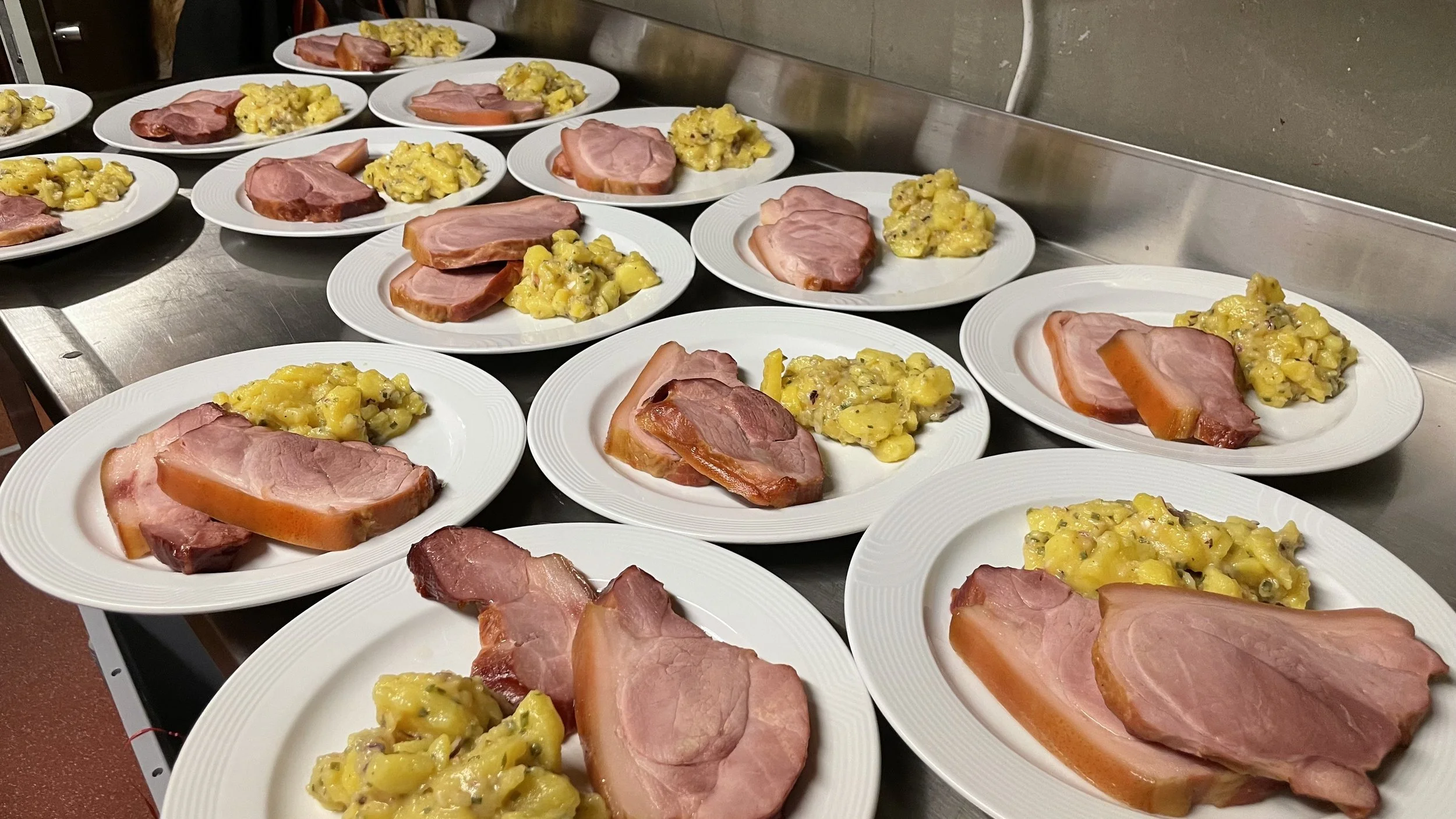 Heisser Bein-Schinken und Kartoffelsalat