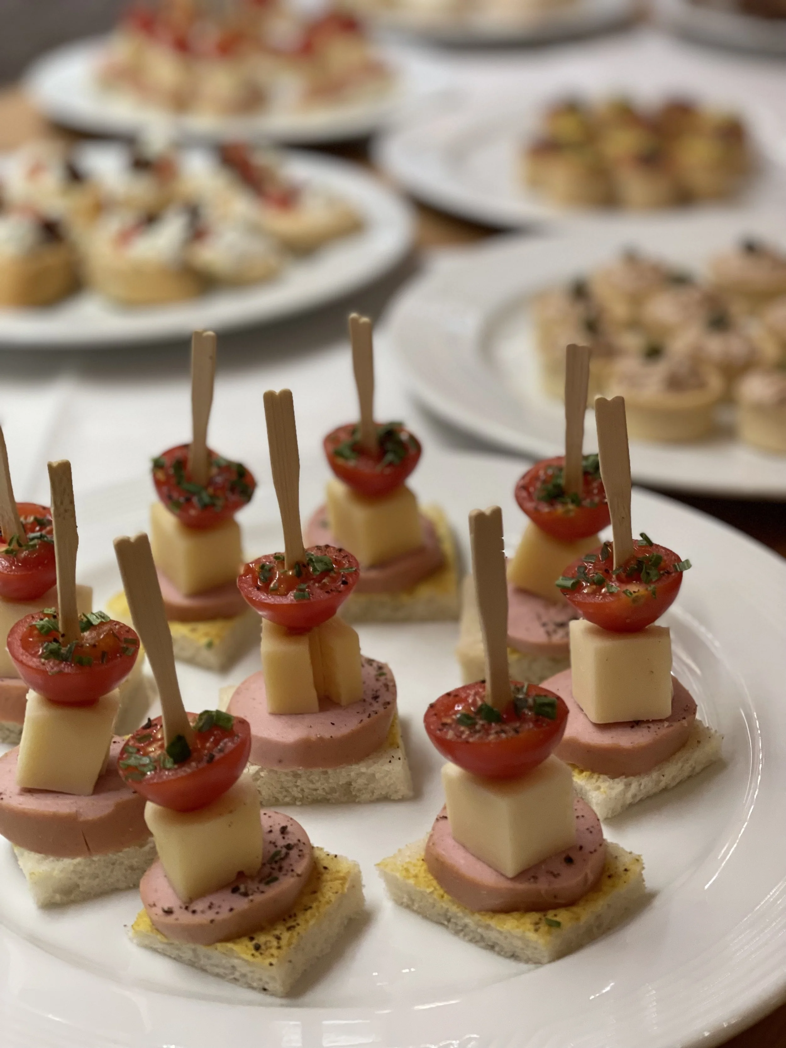 Kleine Snacks mit Tomaten, Käse, Schinken und Baguette