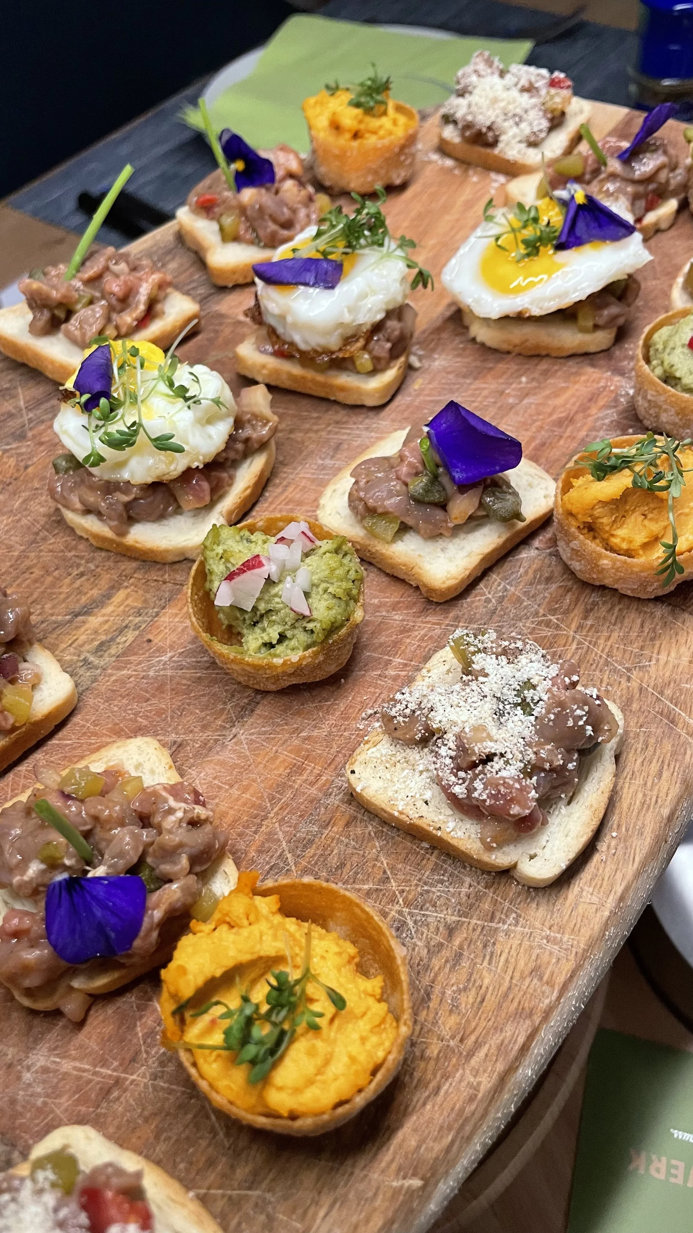 Verschiedene kleine Canapés mit verschiedenen Aufstrichen, Ei, Guacamole usw.