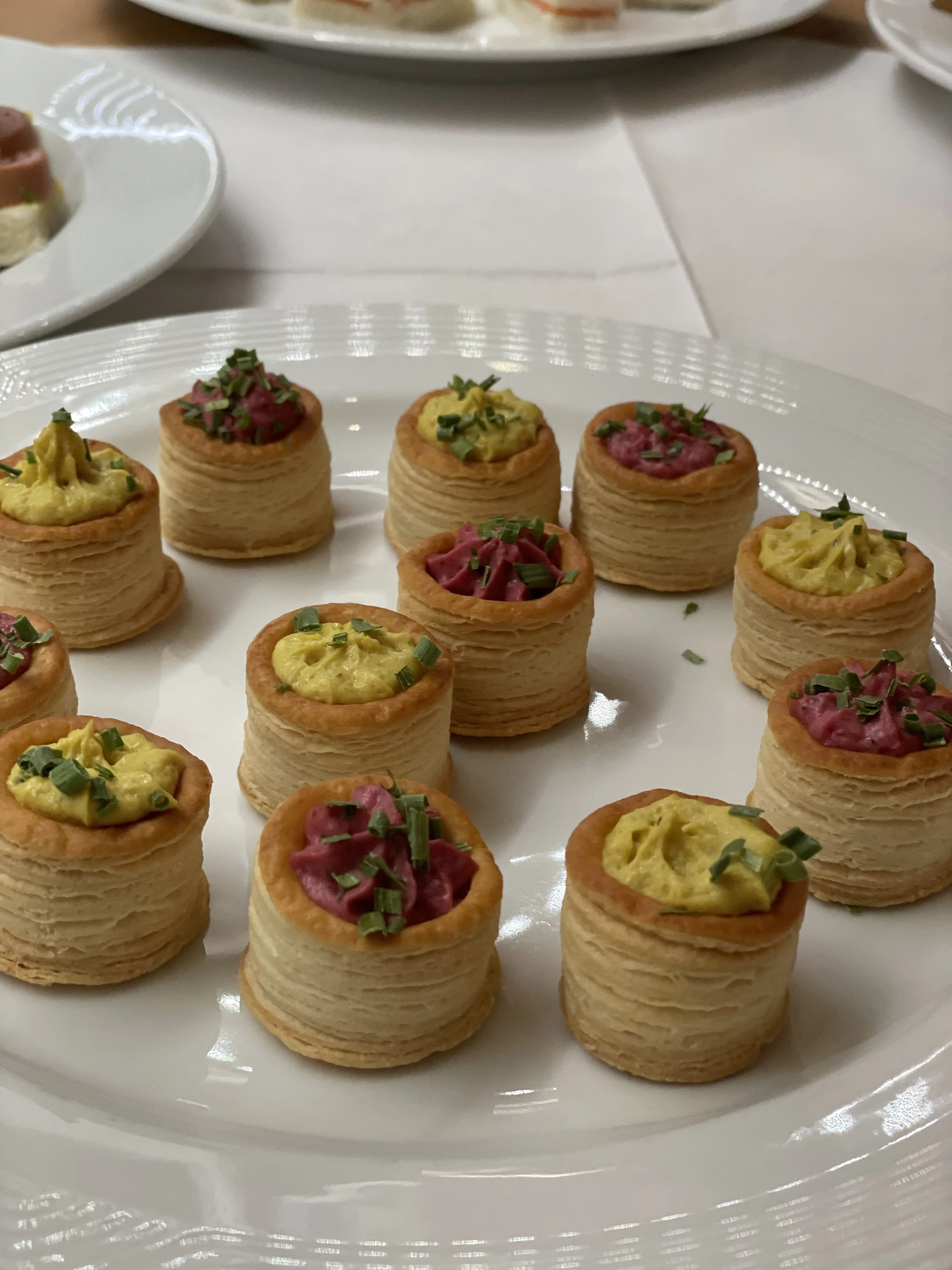 Mini-Pasteten mit unterschiedlichen Füllungen, garniert mit Schnittlauch 