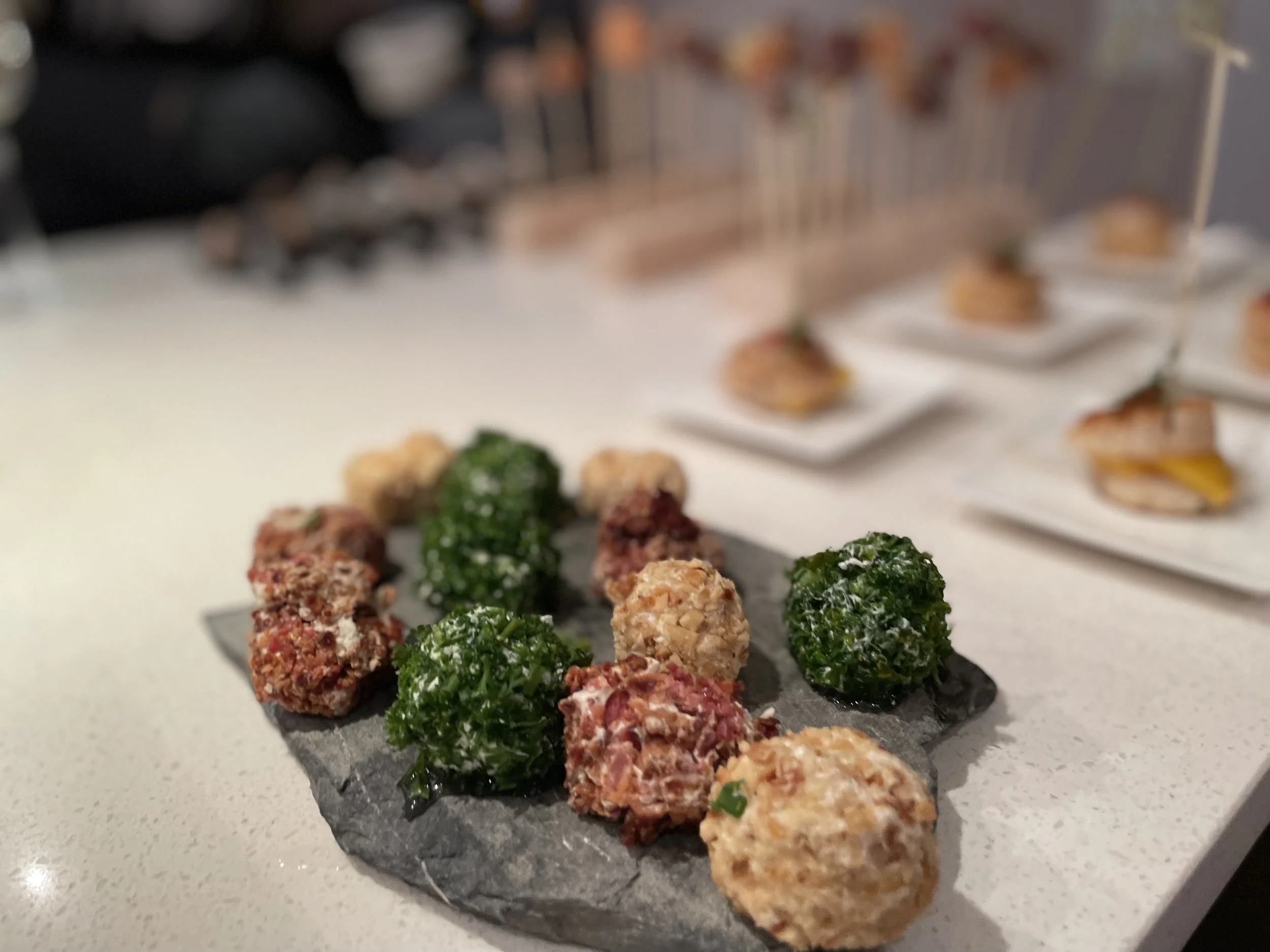 Verschiedene Käsebällchen