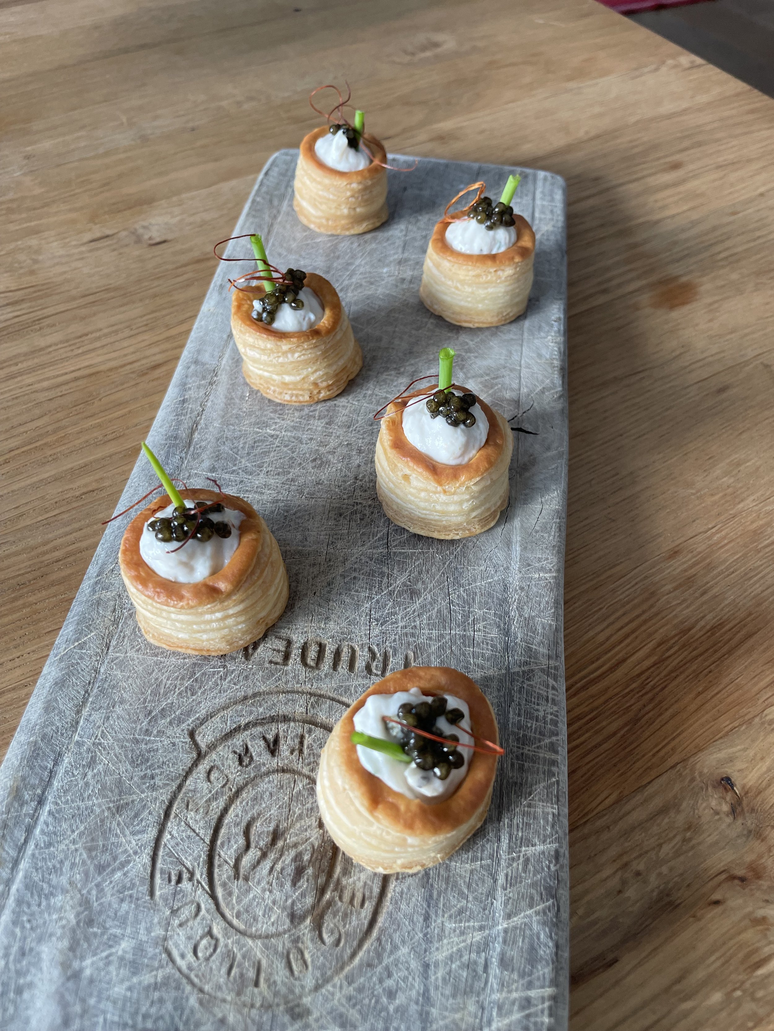 kleine, runde Blätterteigpasteten, weisen Thunfisch-Mousse und schwarzen Kaviar