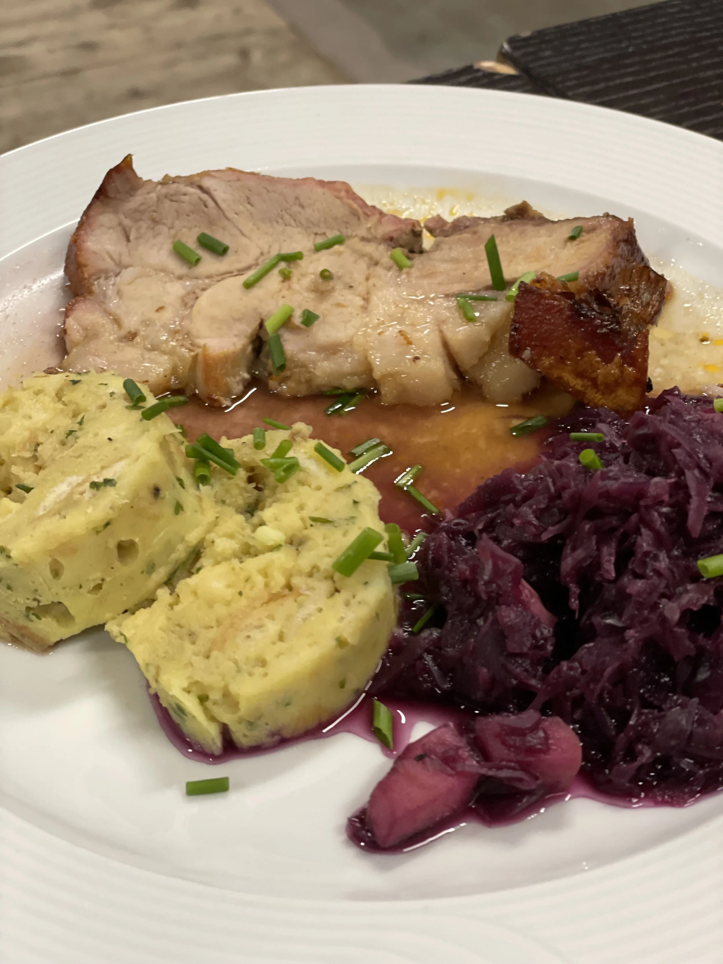 Gericht mit Rotkohl, Kartoffelknödel, Schweinsbraten. Einen richtigen deftigen, bayrischen Teller