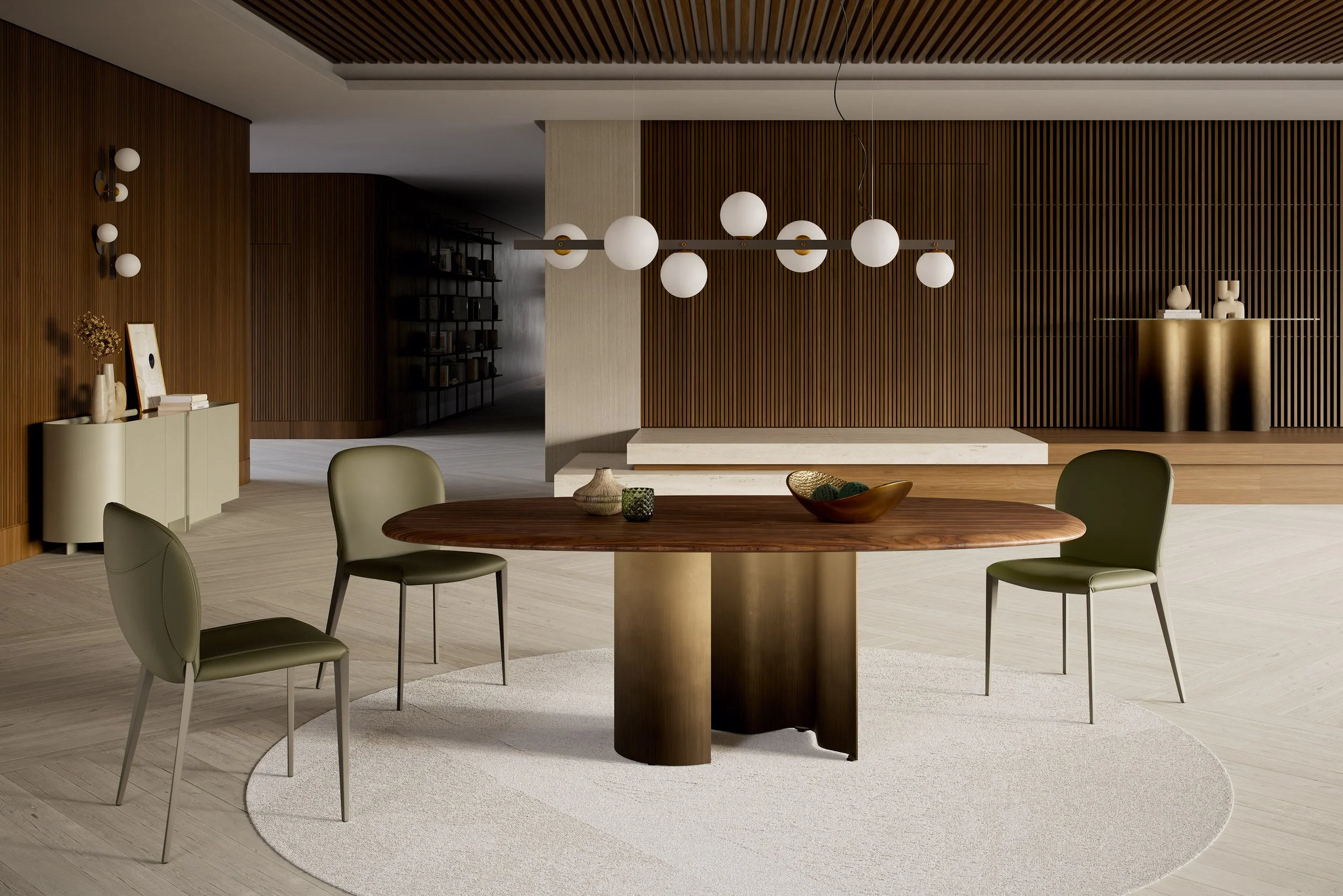 Moderner Essbereich mit einem runden Holztisch, sechs Stühlen, einer modernen Stehleuchte mit mehreren weißen Kugeln, einer weißen Art-deco Kommode mit Dekorationsgegenständen, einer weißen Teppich unter dem Tisch und einer Wand mit Holzvertäfelung.