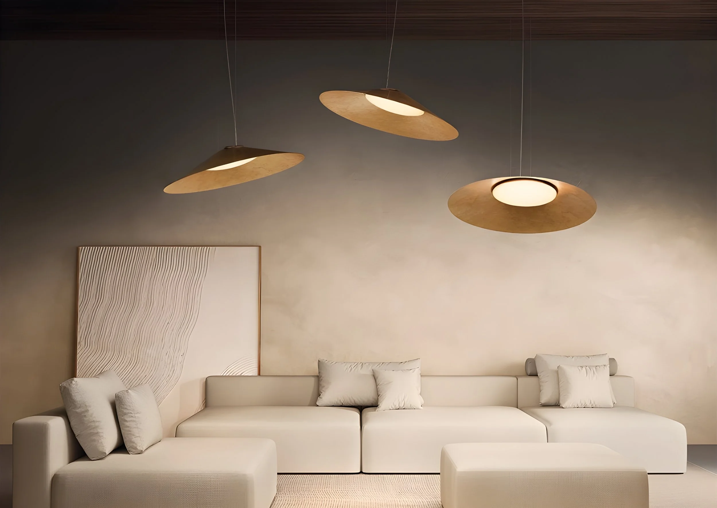 Modernes Wohnzimmer mit weißem Sofa, kubischenottomischen Couchtisch, Wandkunst und Deckenleuchten im skandinavischen Stil.