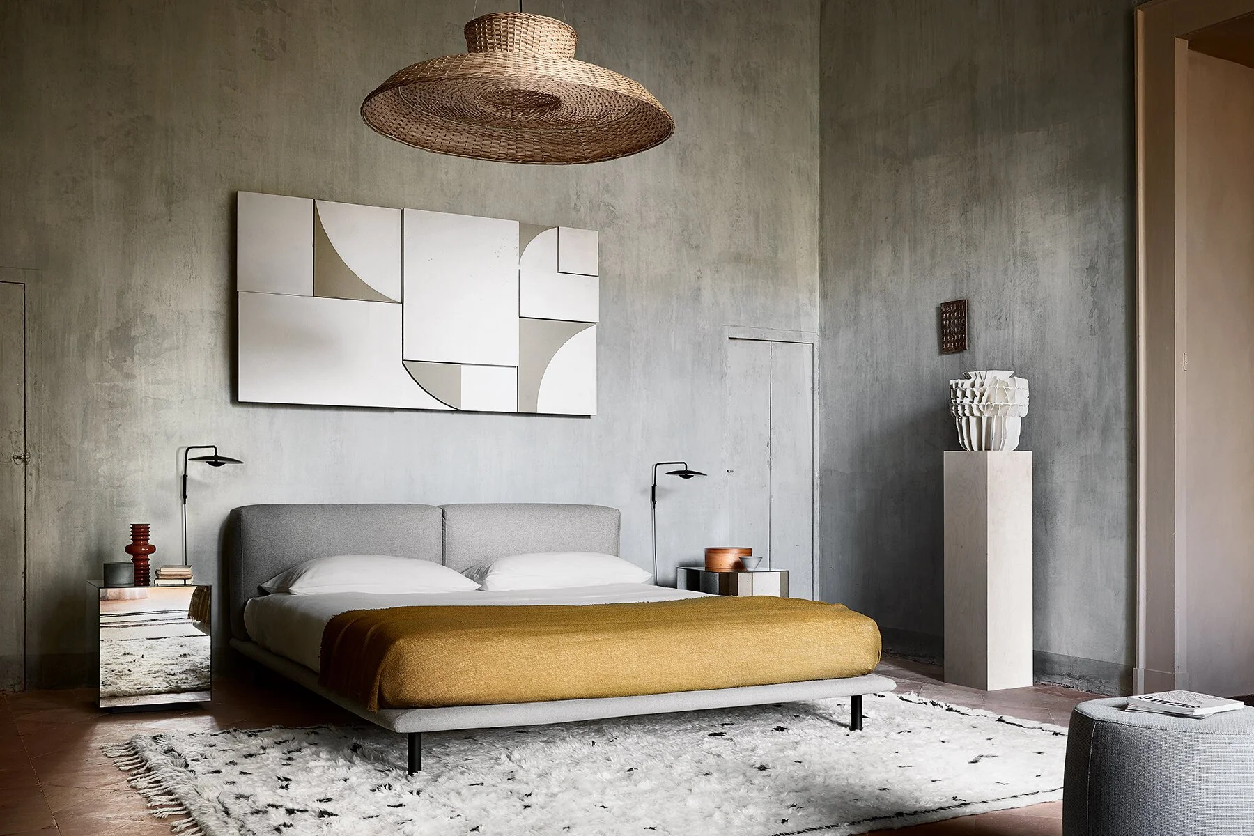 Modernes Schlafzimmer mit hellem Wand, minimalistischem Bett, seitlichen Nachttischen, Wandkunst und eleganten Dekorationen.
