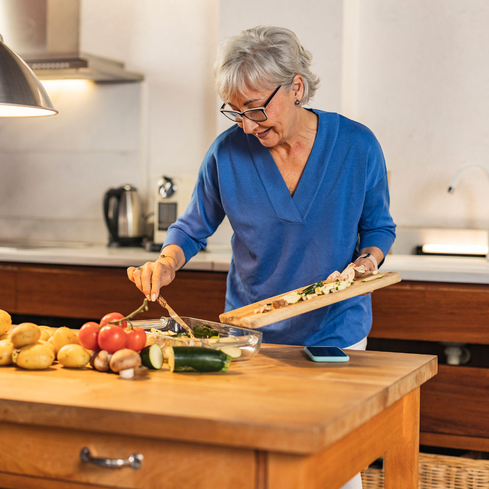 femme âgée cuisine