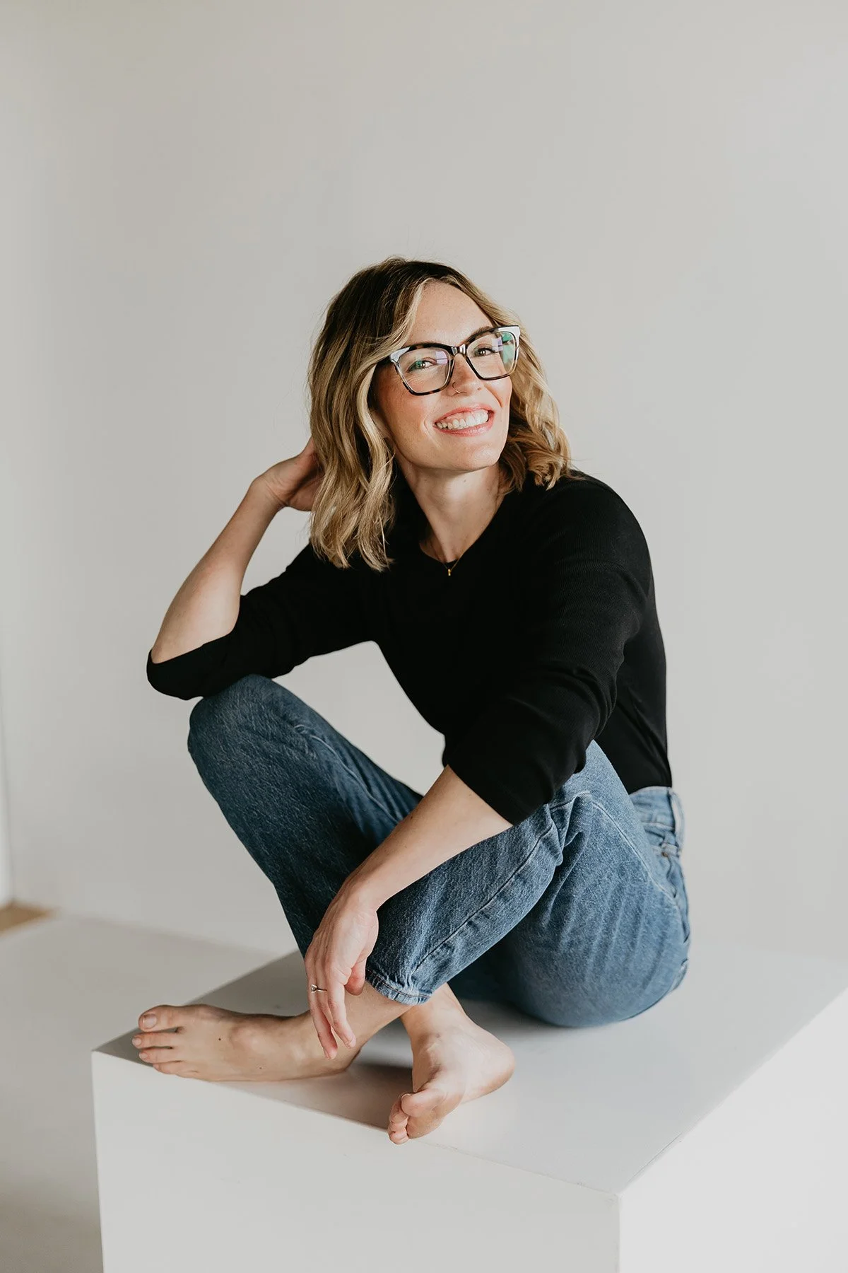kirsten_johnson-founder-design-and-marketing-company-arizona-reverie-creative-agency-san-tan-valley_sitting@0.3x.jpg