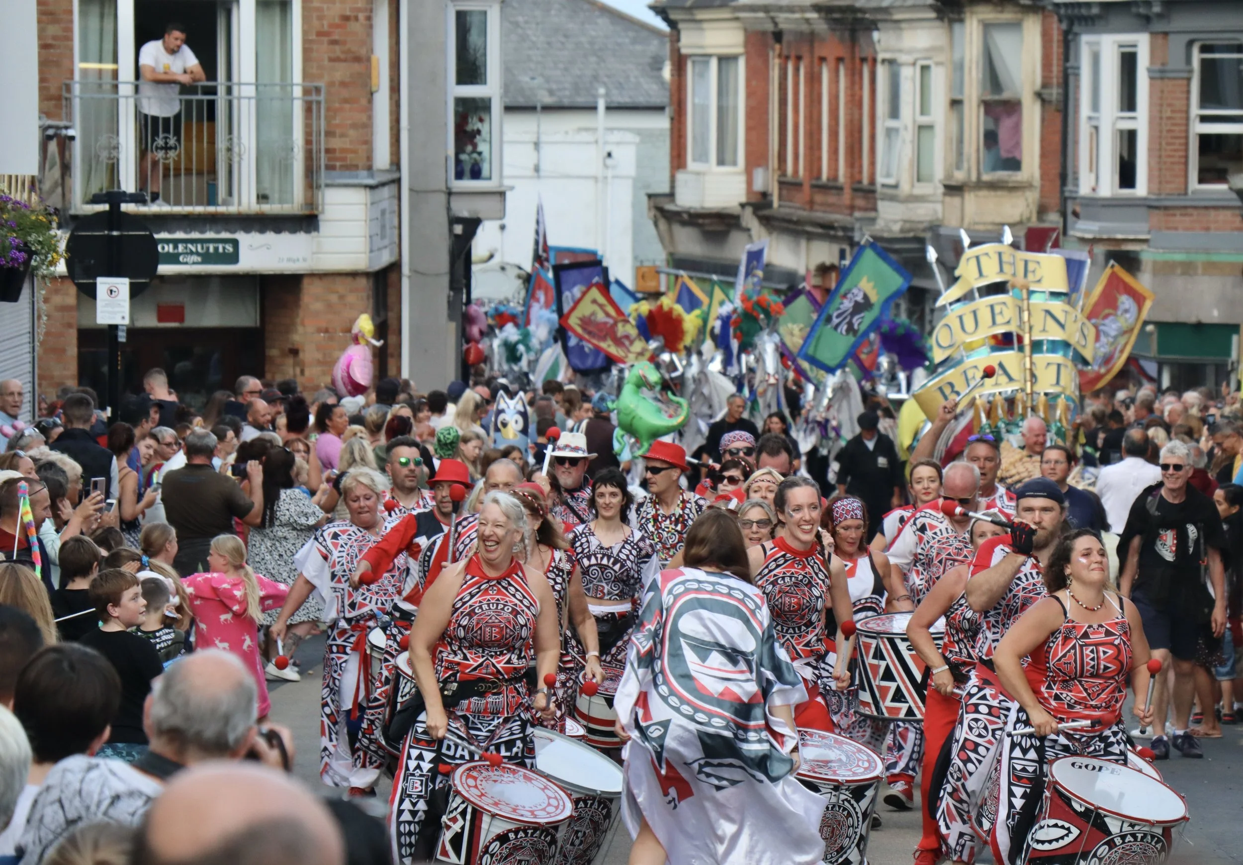 Sandown Main Carnival fills the High Street (Paul Coueslant).JPG
