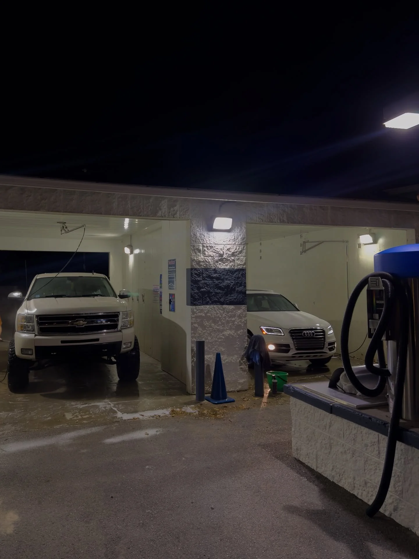 audi 🤝 chevrolet 

📸 iPhone 16 Pro Max 
shot by @connor_uzubell 

🛻 2011 Chevrolet Silverado 1500
owned by @jett_.27 

🚗 2016 Audi SQ5 
owned by @connor_uzubell 
-
#chevrolet #audi #photoshoot #lightroommobile #lightroom #carphotography #carsofin