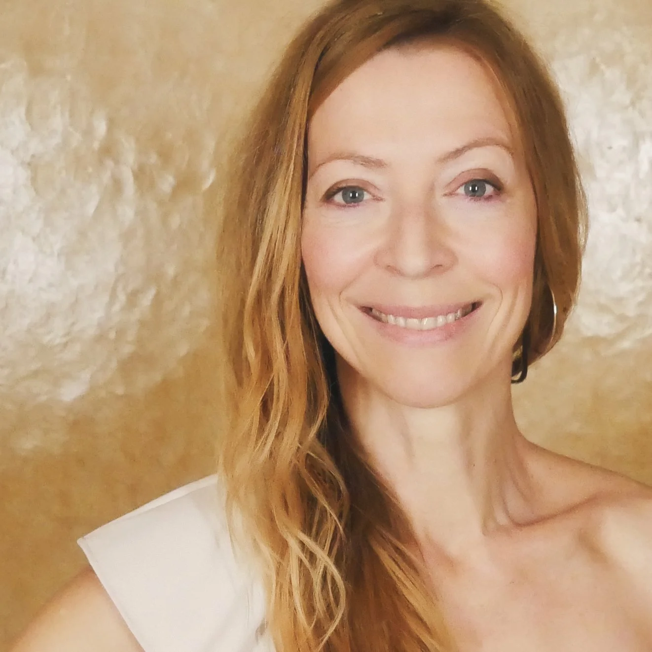 Fridtjof inspiriert andere auf einzigartige Weise, ihren eigenen Weg zu finden, fernab von Konventionen. Mit seiner Ruhe, Tiefe und Sicherheit bietet er einen echten Anker für andere, ihr echtes Selbst freizulegen.