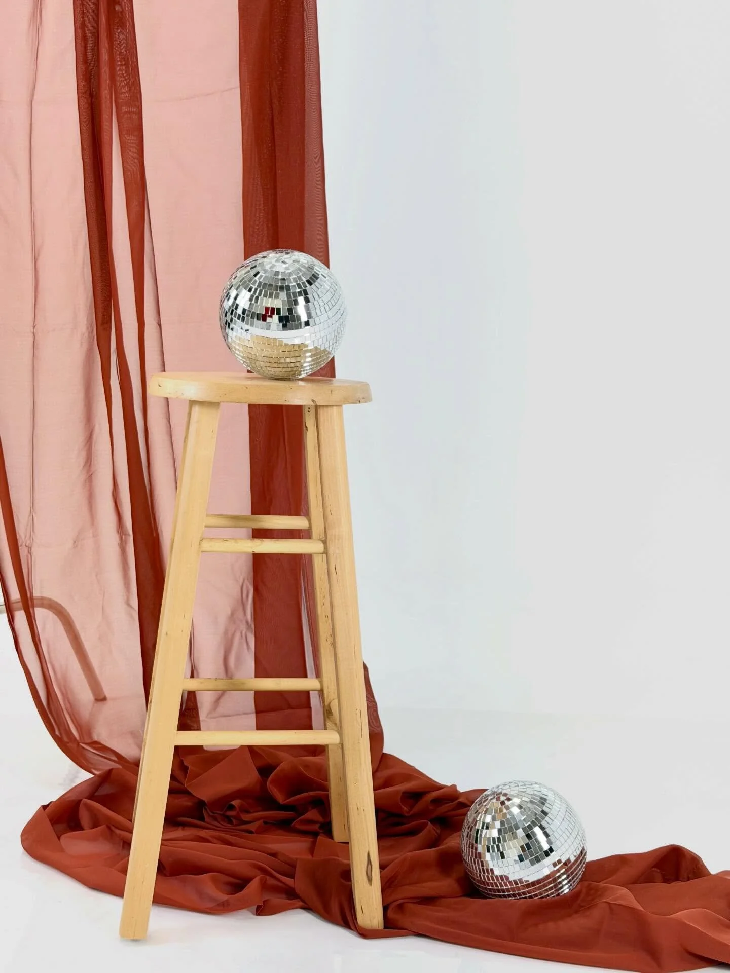 Sometimes all you need is fabric, a stool, and a little sparkle. ✨
#creativestudio #studiostyle #contentstudio #minneapoliscreatives #daisymocollective