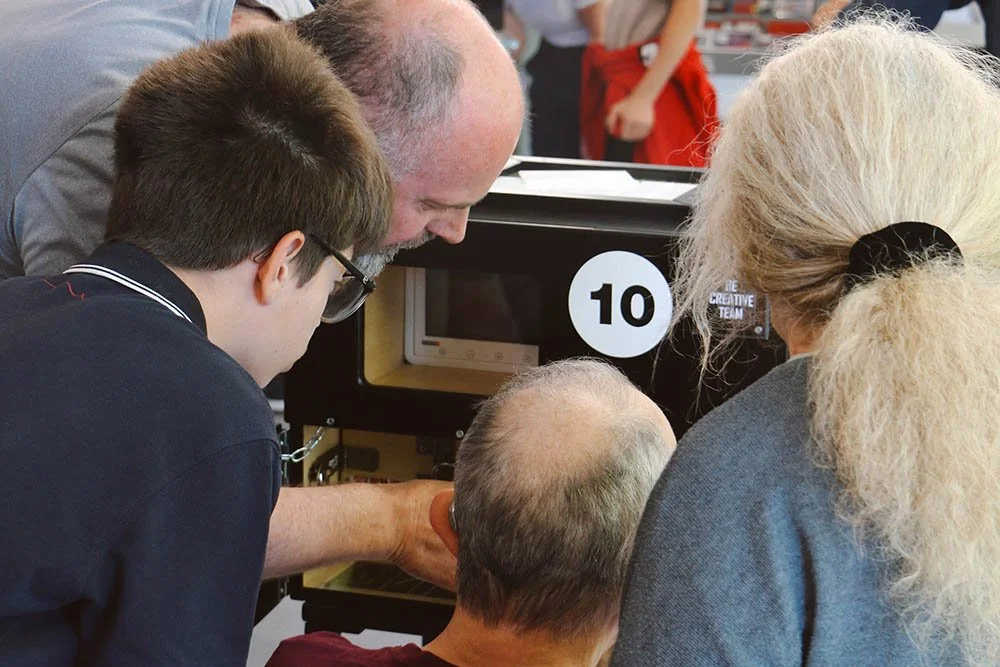 Parents, enfants et grands-parents autour d'un cube à énigmes lors d'un escape game à domicile