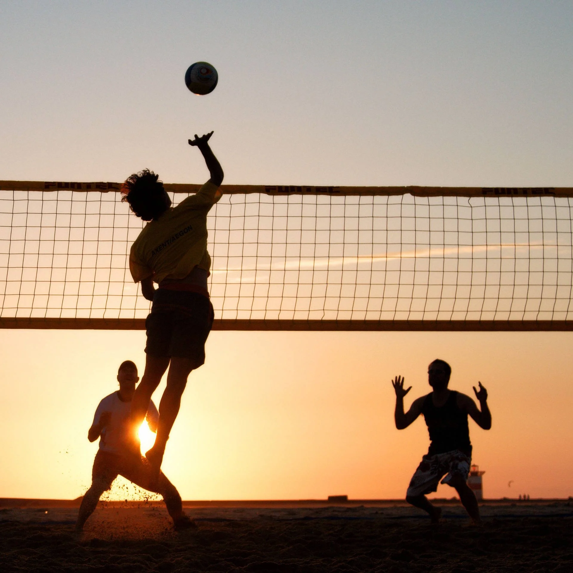 beach-volleyball-men-silhouette-at-sunset-9qsjdi0h6dosmhqz.jpg