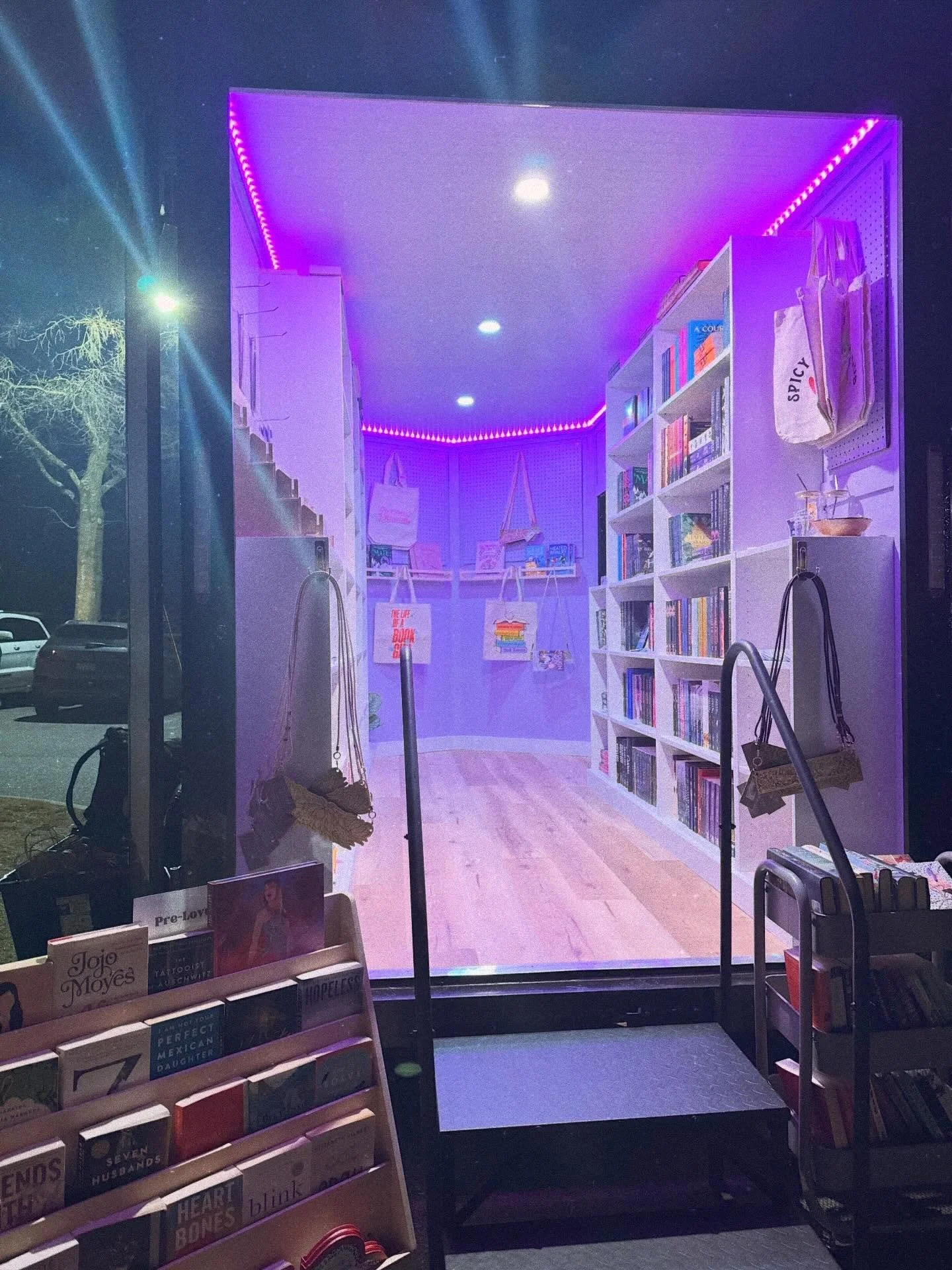 Had a great Galentine&rsquo;s at @residentculture last night! Got to meet and chat with lots of new book besties and got to test our fun lighting out 🥰

If you missed us, don&rsquo;t worry, we&rsquo;ll be back! 🙂&zwj;&harr;️

#galentines #charlotte