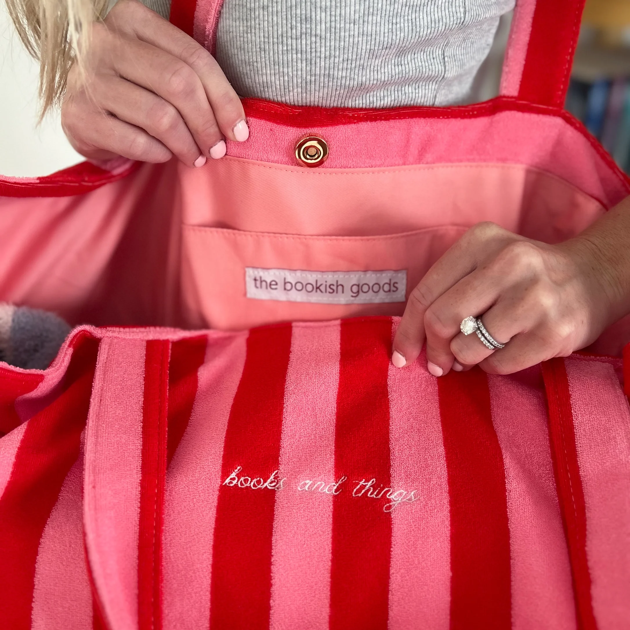bookish-beach-bag-3.webp