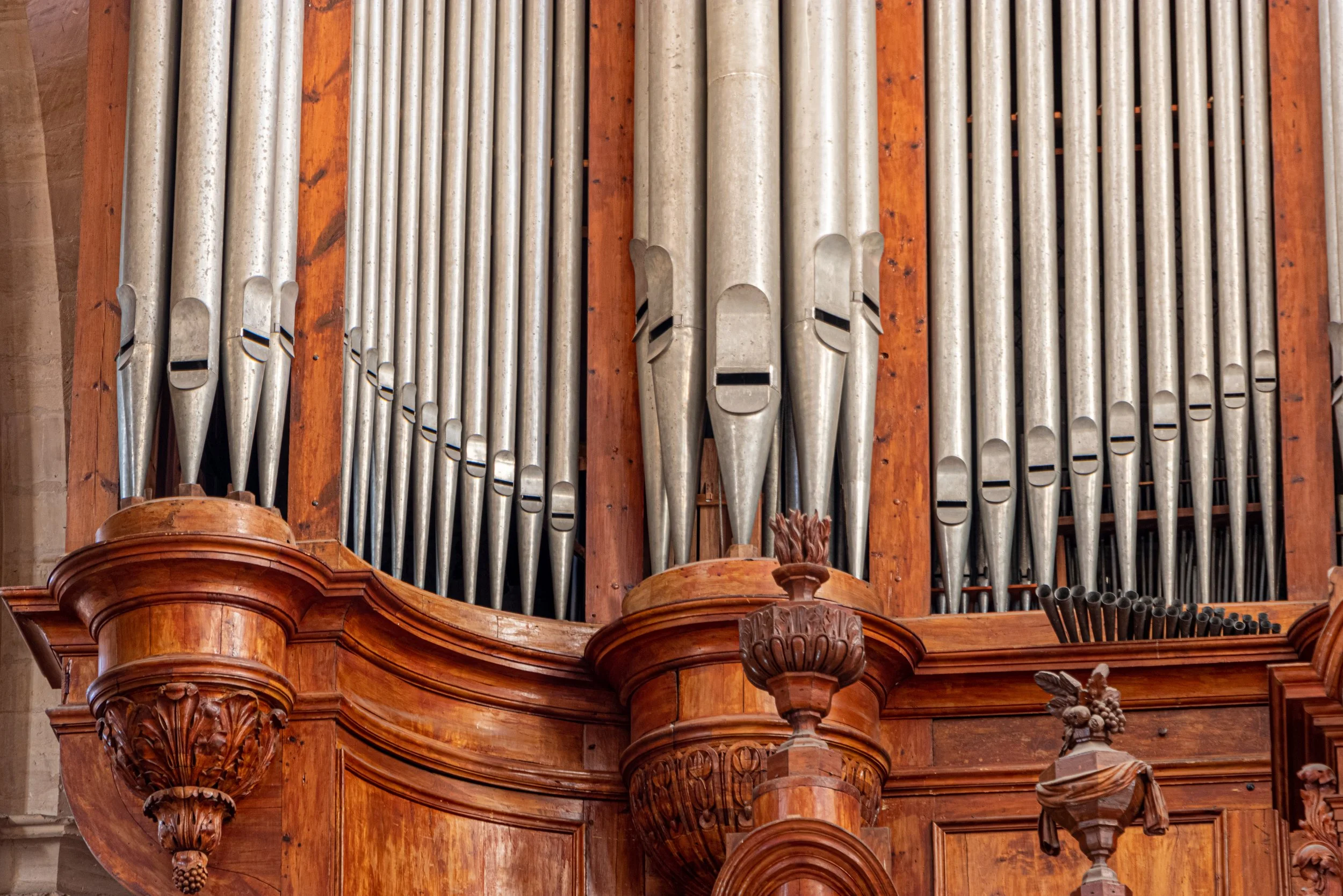 Grand orgue de bois avec tuyaux en métal.