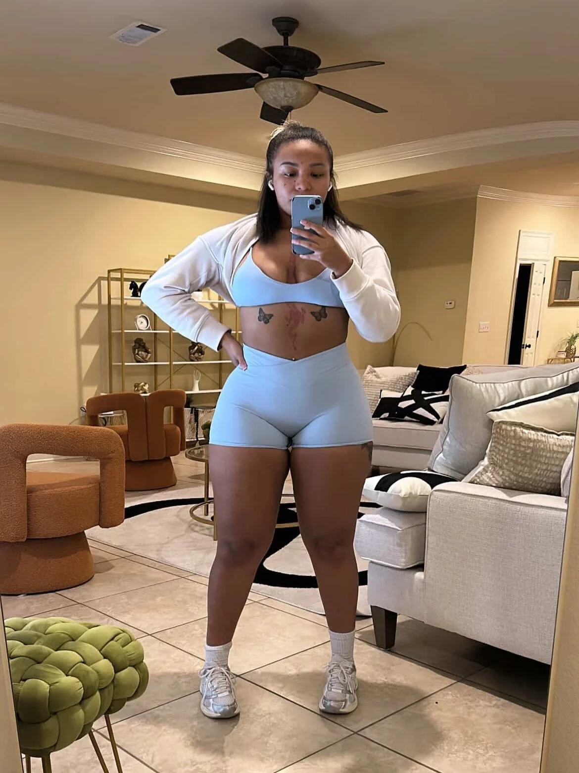 Selfies before gym 📸 

Entire site is Buy One, Get One FREE until January 23rd 🛍️ don&rsquo;t let your favorites sell out ‼️ 

Organic Collection in Iced Blueberry 
Model is 5&rsquo;5 170lbs 34c
top: small 
bottom: large

📸: @lyric.francis 

#peac