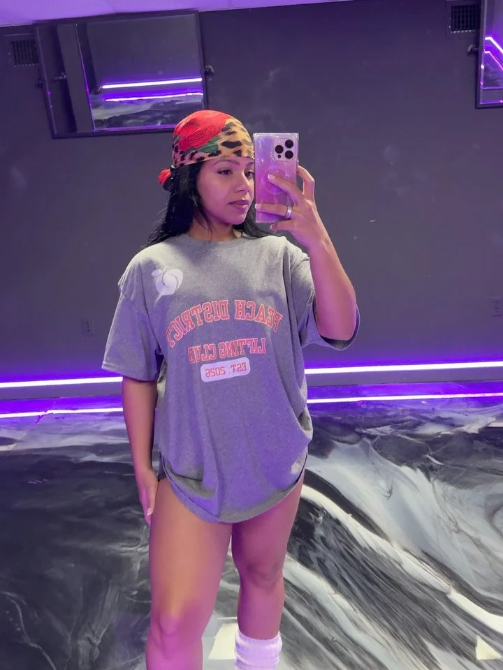 PDLC Sweat Tee 💦 prototype 

This one&rsquo;s in Heather Grey with the Founder&rsquo;s Peach 🍑 

What colors should we drop? ⬇️ 

#peachdistrict #activewear #smallapparelbrand