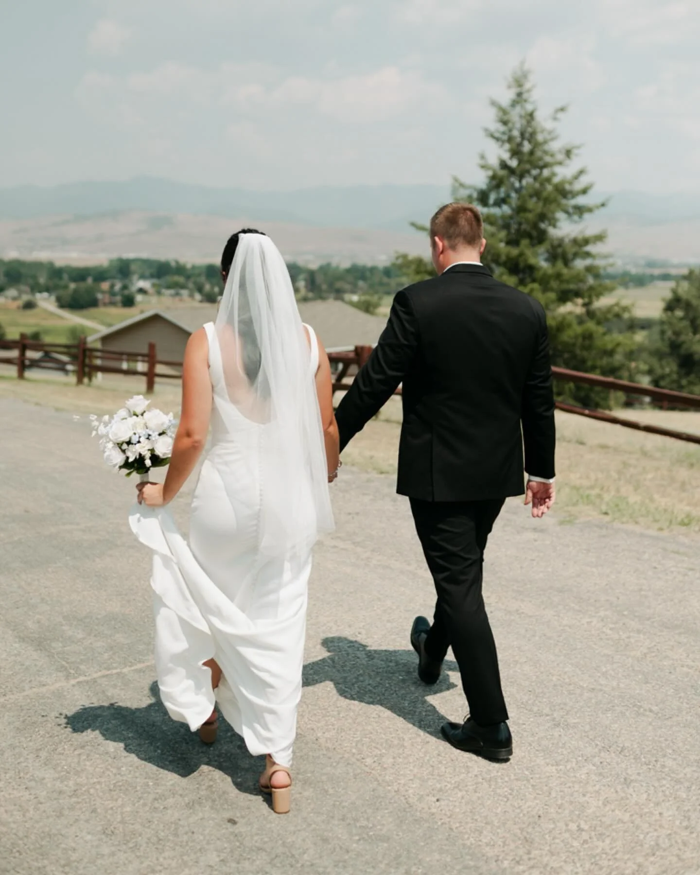 A few favs from this incredibly beautiful backyard wedding🤍