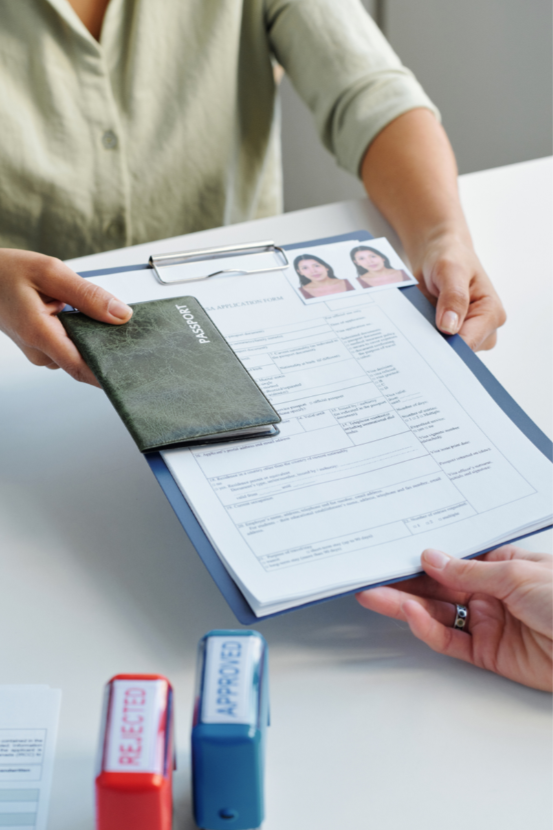 Personne tenant un passeport sur un dossier médical avec photo, lors d'une consultation ou d'une prise de rendez-vous.