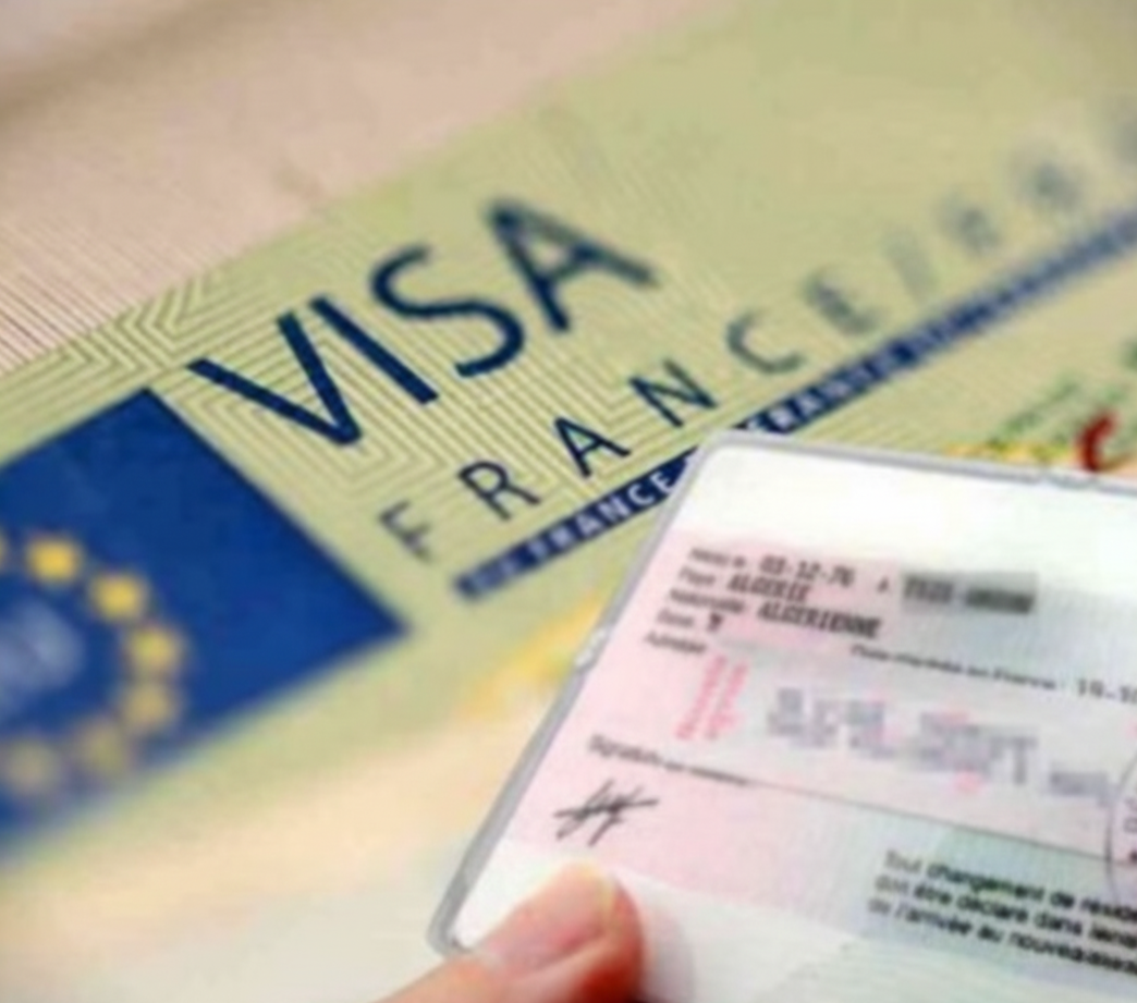 Une carte d'identité française et un passeport français vue de près.