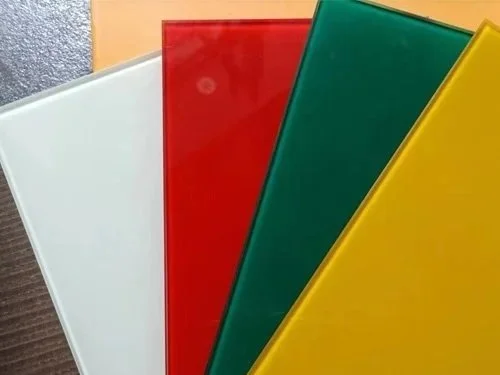 Stack of four colored folders in white, red, green, and yellow.