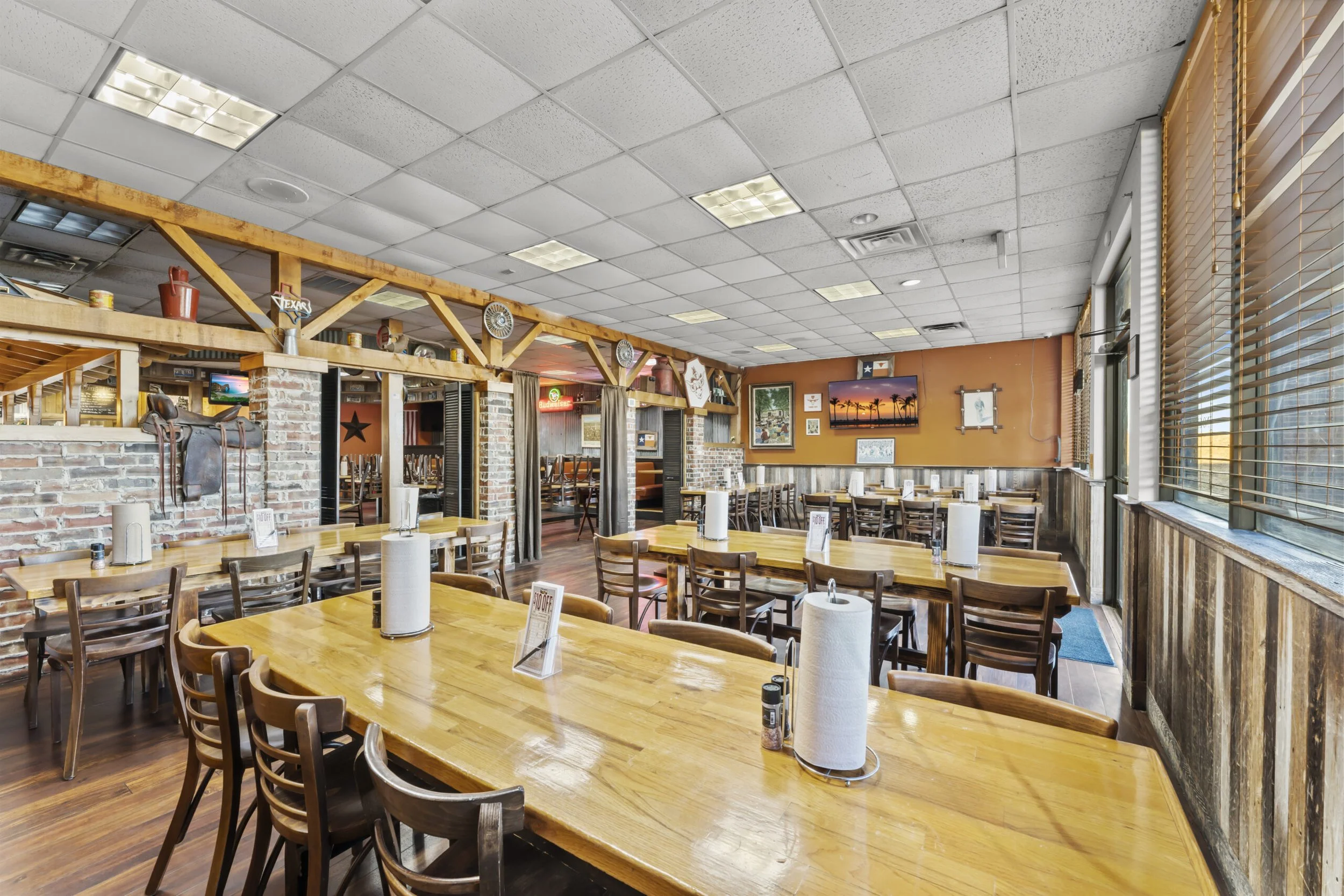 Interior of Pok-E-Jo's Brodie Oaks location.