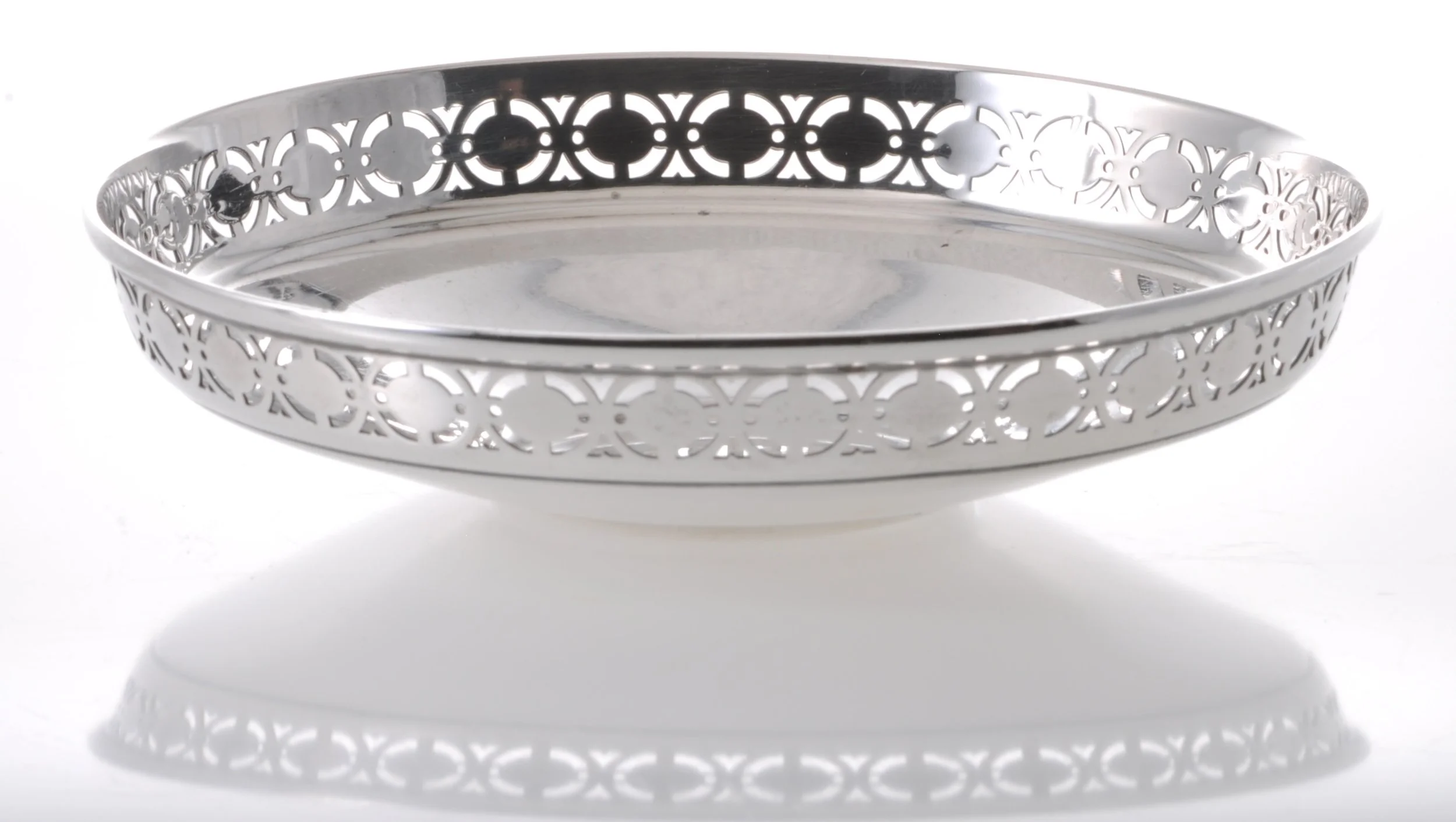 Tiffany & Co. 5 1/2" dia dish. 5.18 ozs sterling