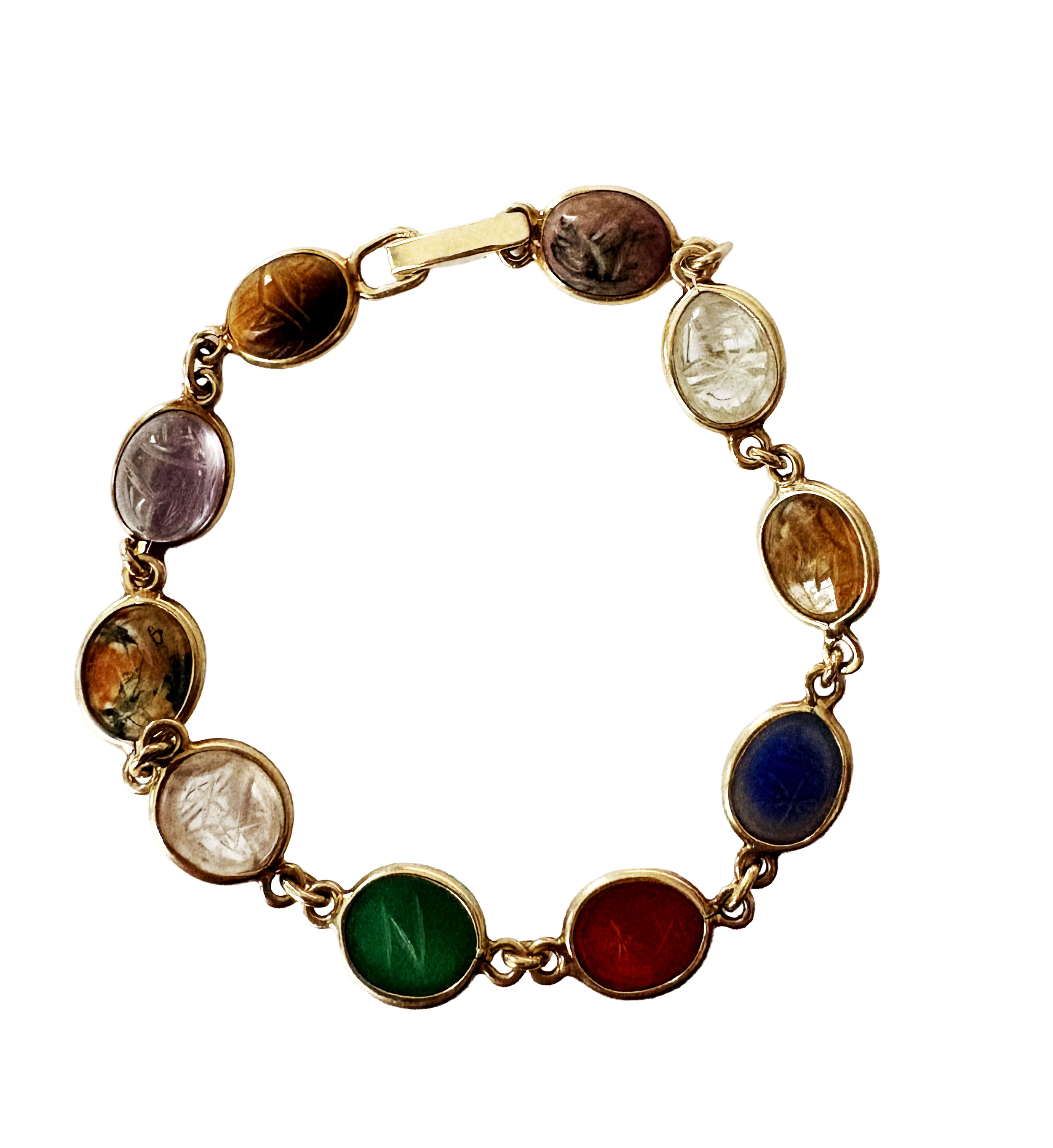 14K YELLOW GOLD CARVED SCARAB LINE BRACELET WITH RHONDONITE, ROCK CRYSTAL QUARTZ, CITRINE, BLUE CHALCEDONY, CARNELIAN, GREEN CHALCEDONY, ROSE QUARTZ, MOSS AGATE, AMETHYST, AND TIGER EYE SCARABS. REPLACEMENT COST: $2,400