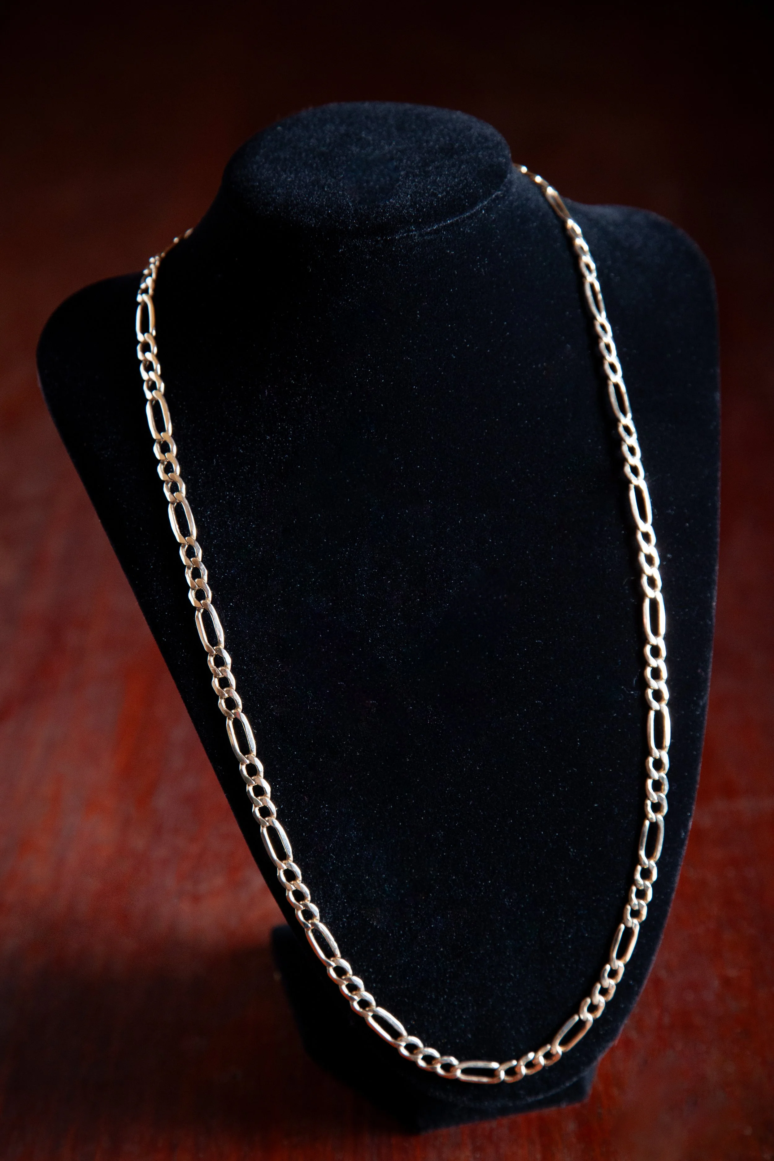 AN ITALIAN 10K GOLD LINK CHAIN, WEIGHING 7.3 DWT