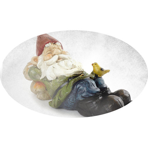 Statue de Père Noël allongé avec un canard en plastique sur le ventre