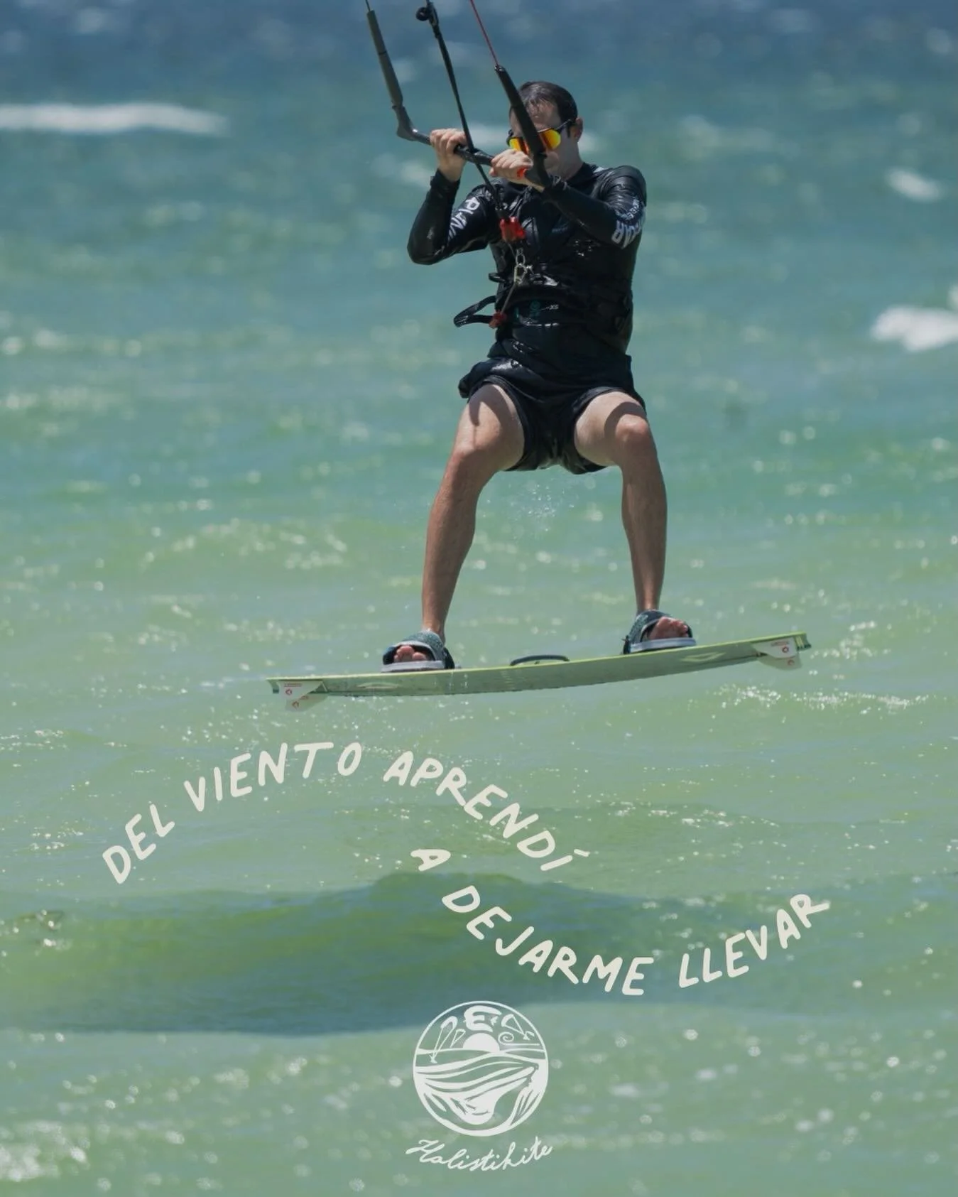 &ldquo;Del viento aprend&iacute; a dejarme llevar&rdquo;&hellip;

y tambi&eacute;n a confiar y a soltar el miedo.

El kitesurf no solo te ense&ntilde;a a navegar.
Te ense&ntilde;a a fluir 🌀
Si sientes que este a&ntilde;o quieres hacer algo que te ca