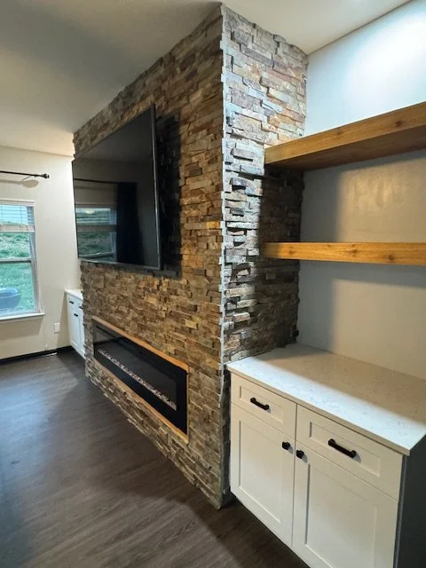 Living Room Fireplace & Built Ins