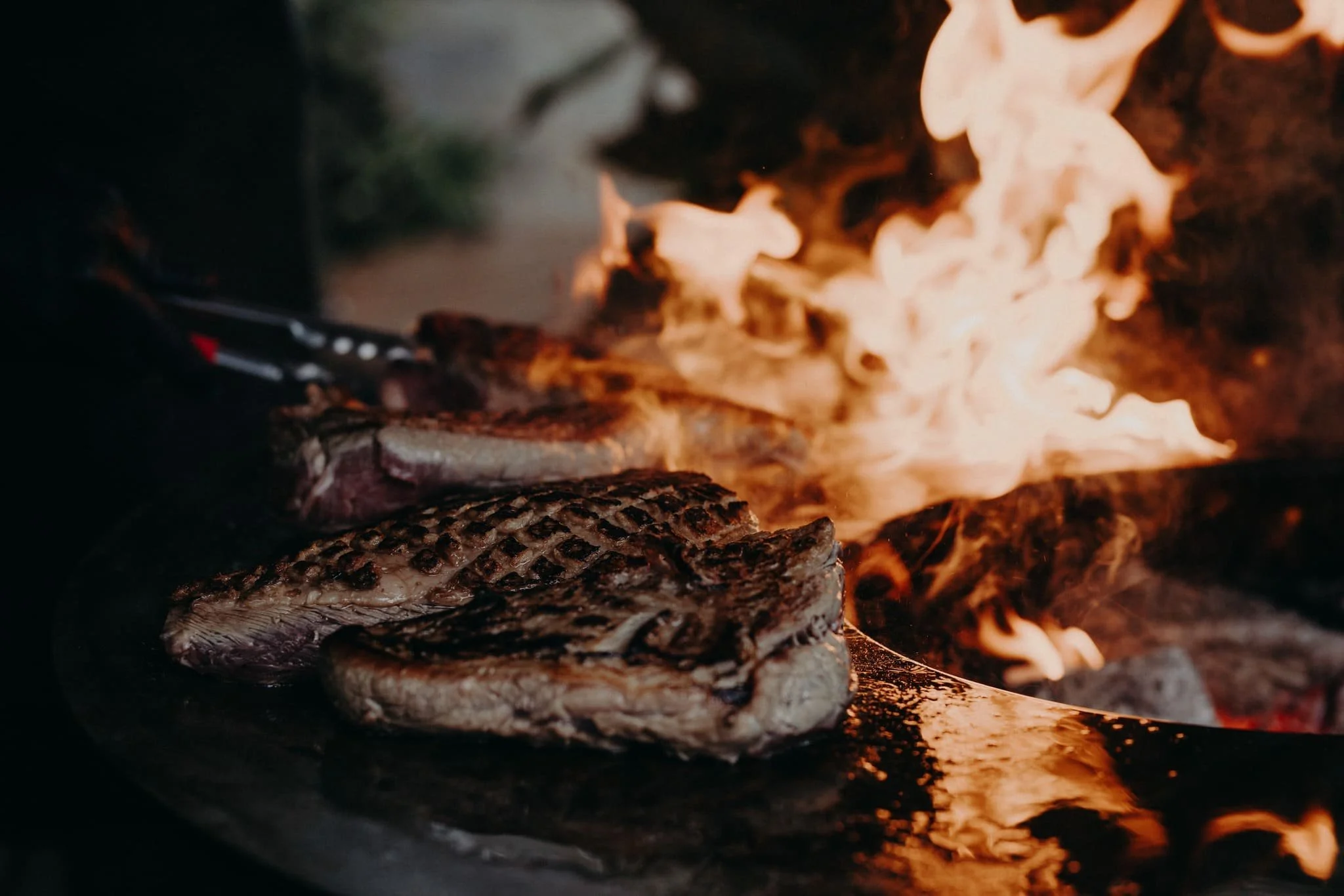 Côte à l'os wordt gegrild boven open vuur.