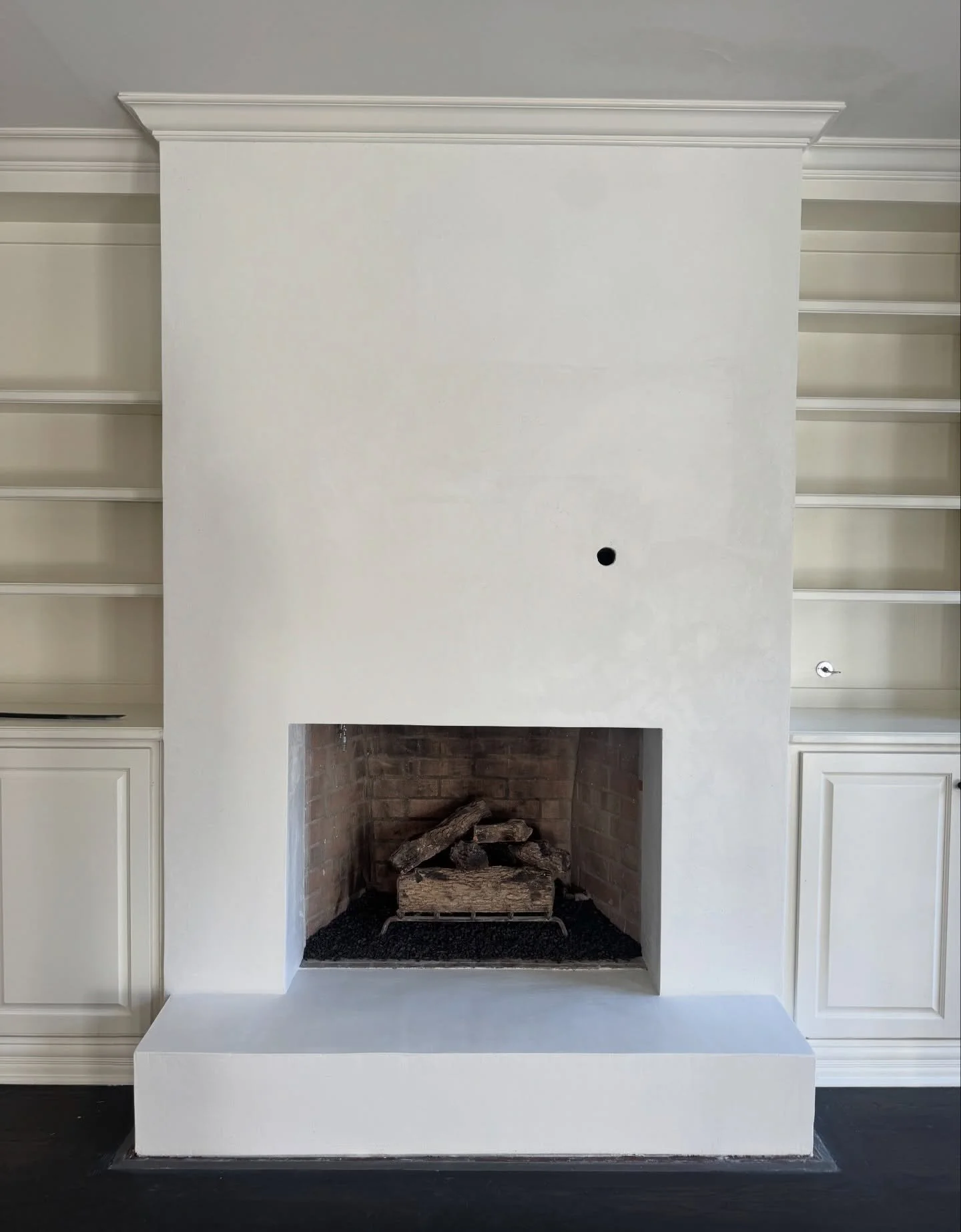 Plaster Fireplace @meodedpaint 
.
.
.
.
#santamonica#plaster#home#painting